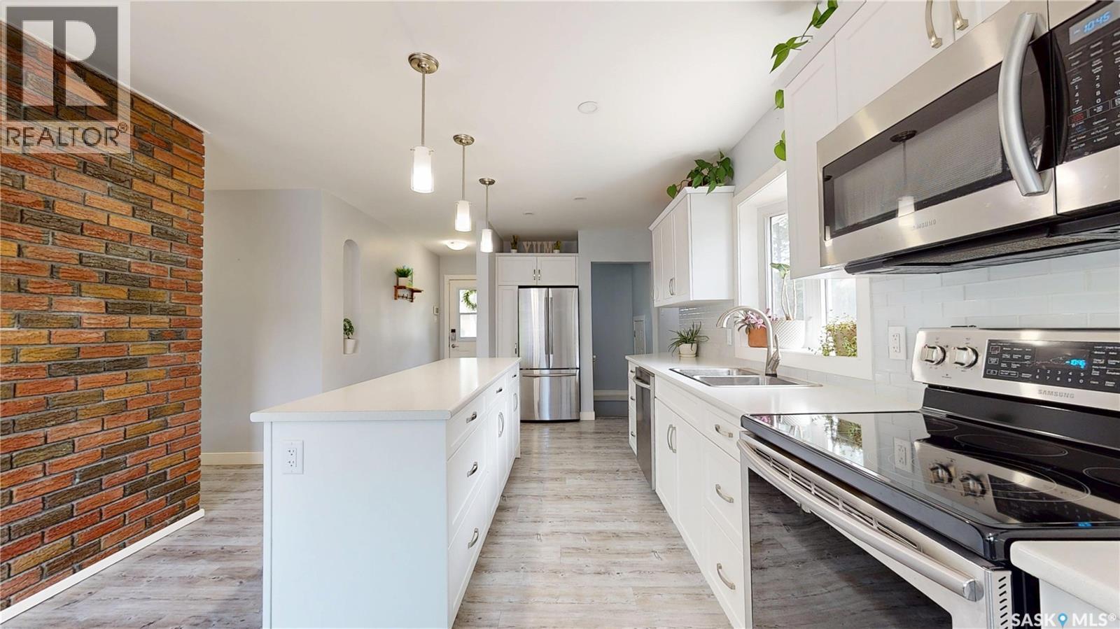 3231 Hill Avenue, Regina, SK - Indoor Photo Showing Kitchen With Double Sink With Upgraded Kitchen