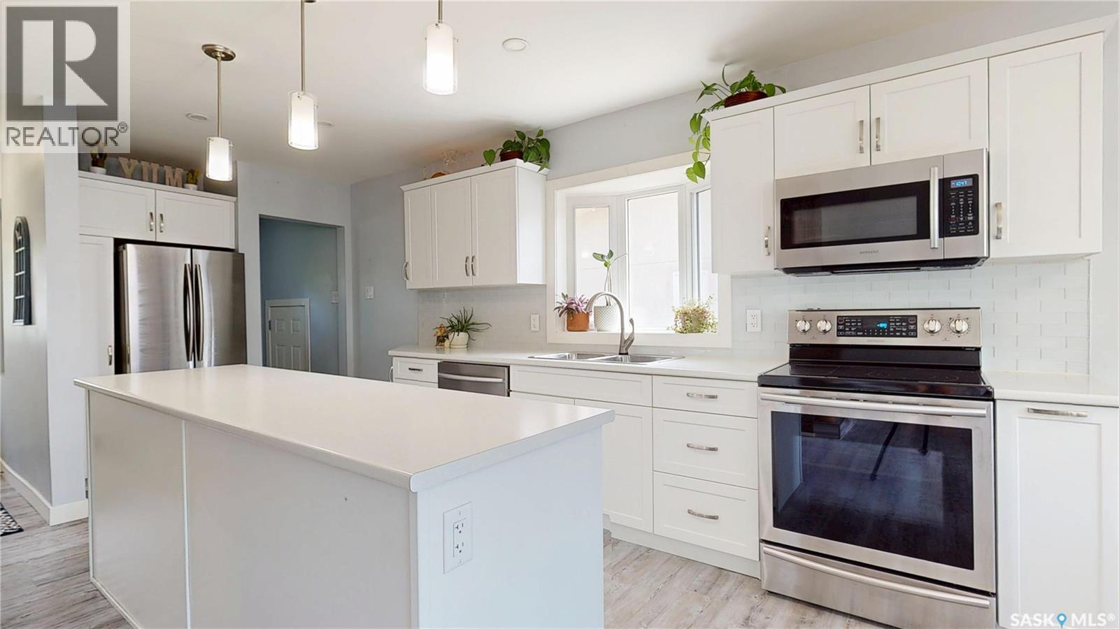 3231 Hill Avenue, Regina, SK - Indoor Photo Showing Kitchen With Upgraded Kitchen