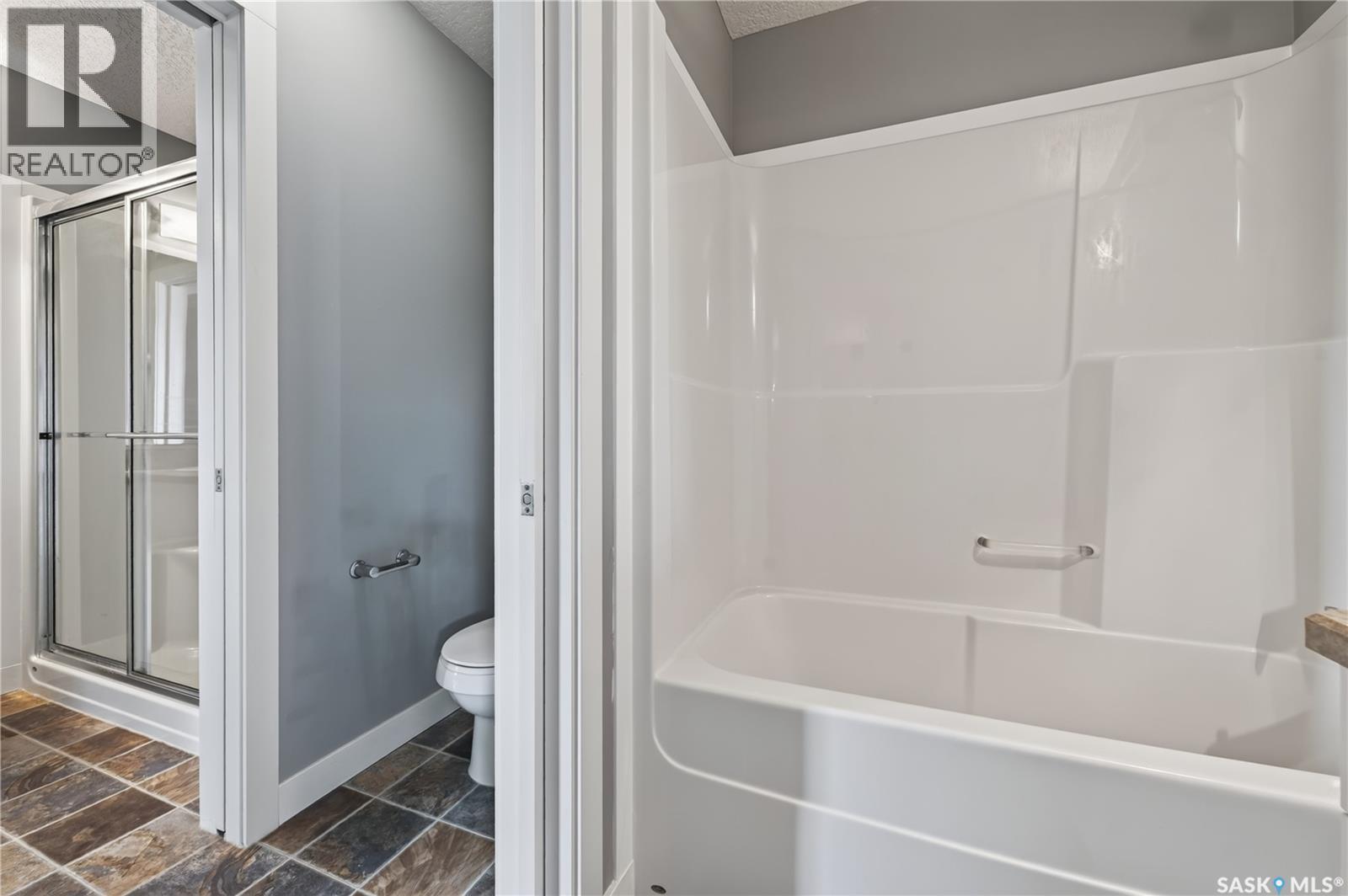 4537 James Hill Road, Regina, SK - Indoor Photo Showing Bathroom