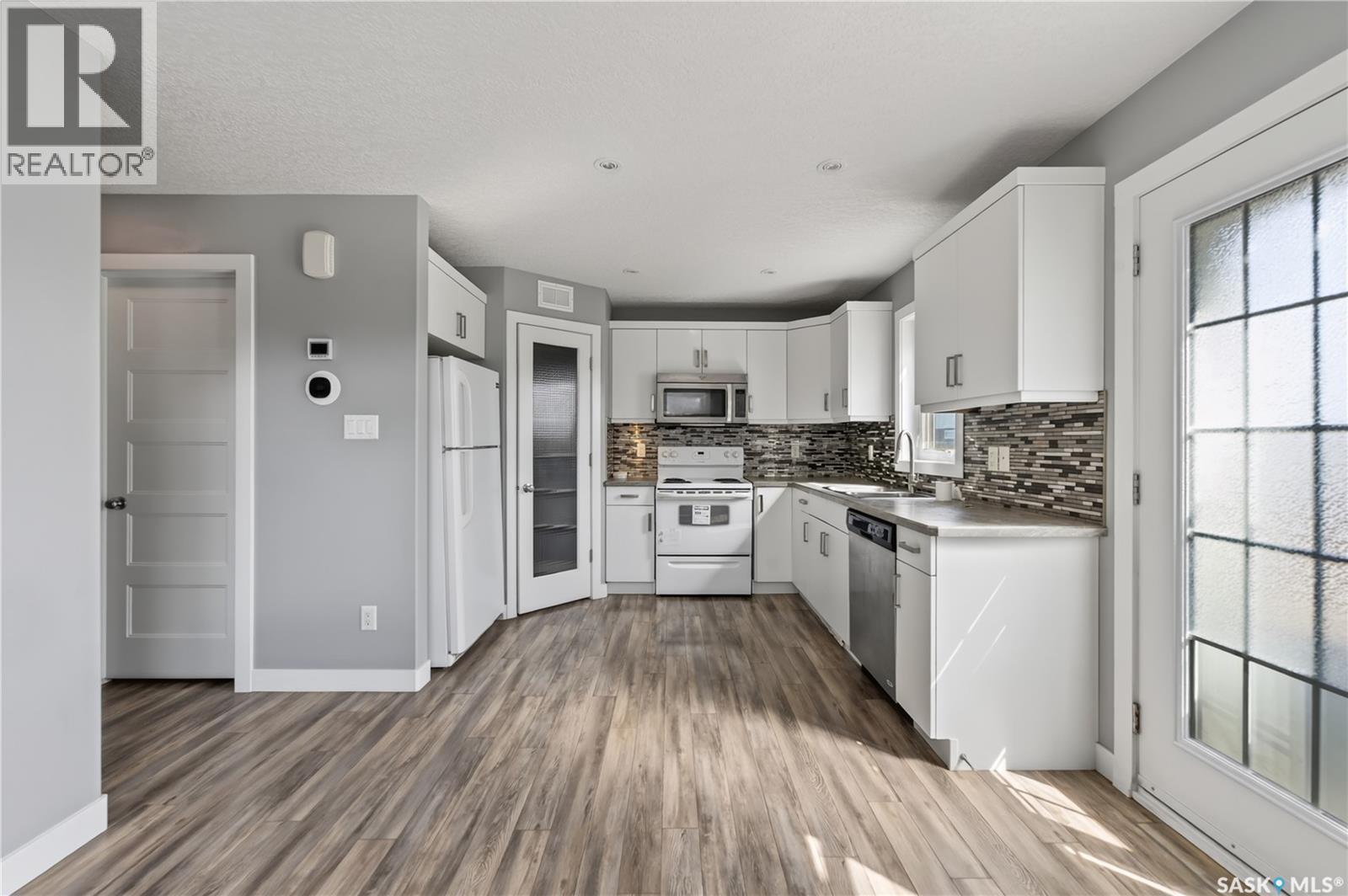 4537 James Hill Road, Regina, SK - Indoor Photo Showing Kitchen With Upgraded Kitchen