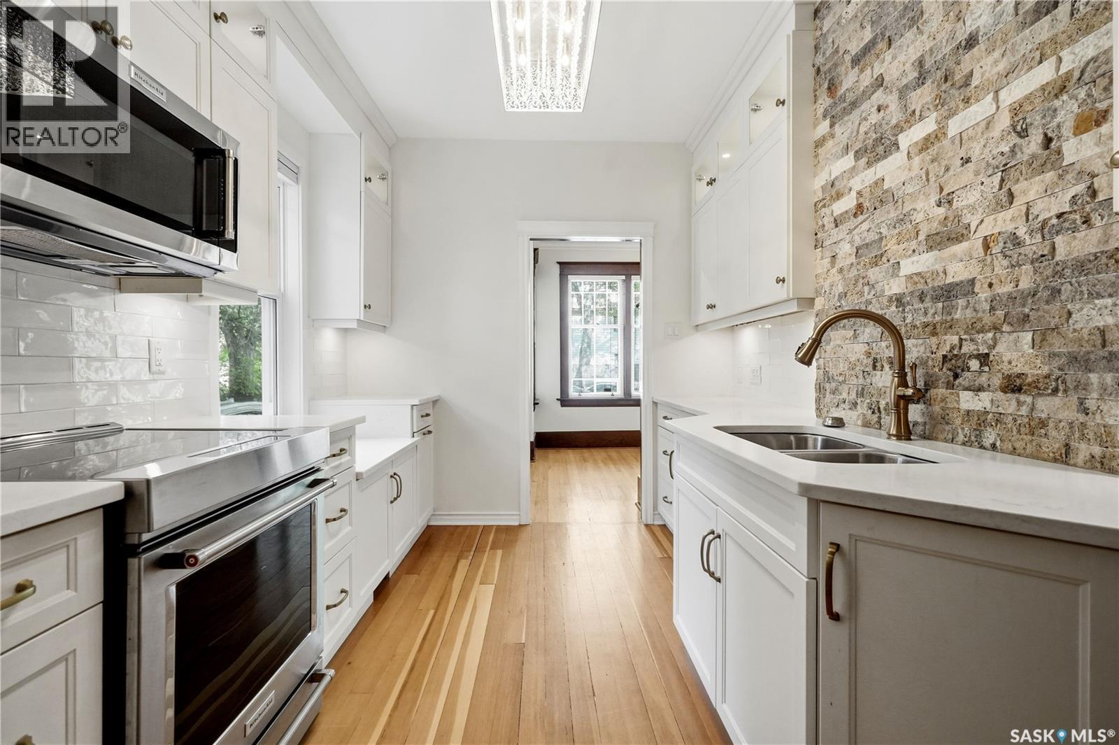1706 15Th Avenue, Regina, SK - Indoor Photo Showing Kitchen With Double Sink With Upgraded Kitchen