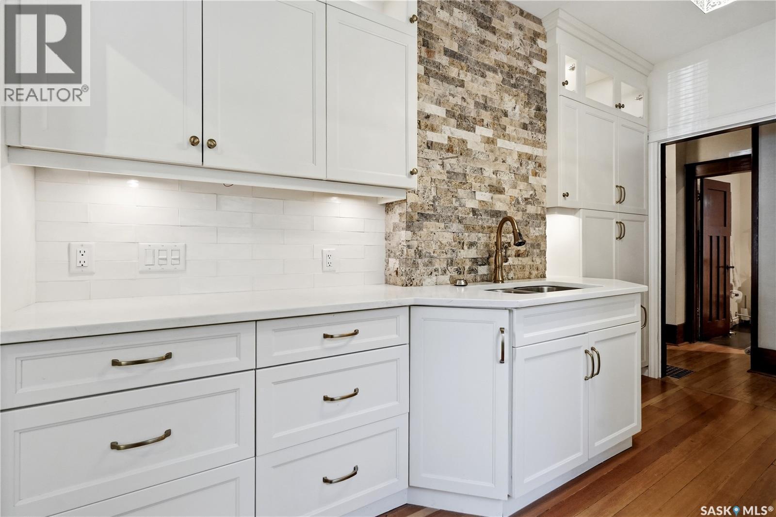 1706 15Th Avenue, Regina, SK - Indoor Photo Showing Kitchen