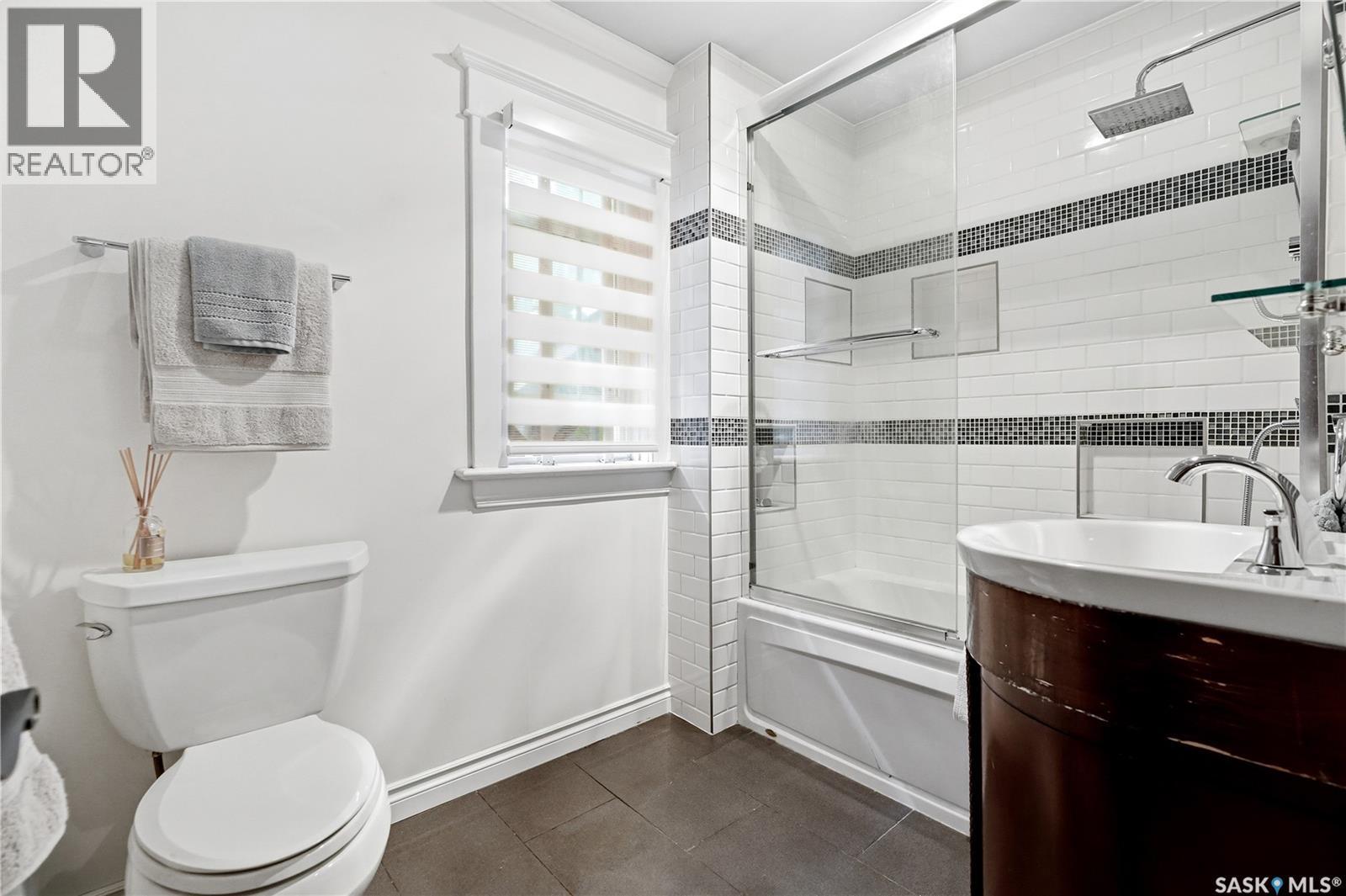 1706 15Th Avenue, Regina, SK - Indoor Photo Showing Bathroom