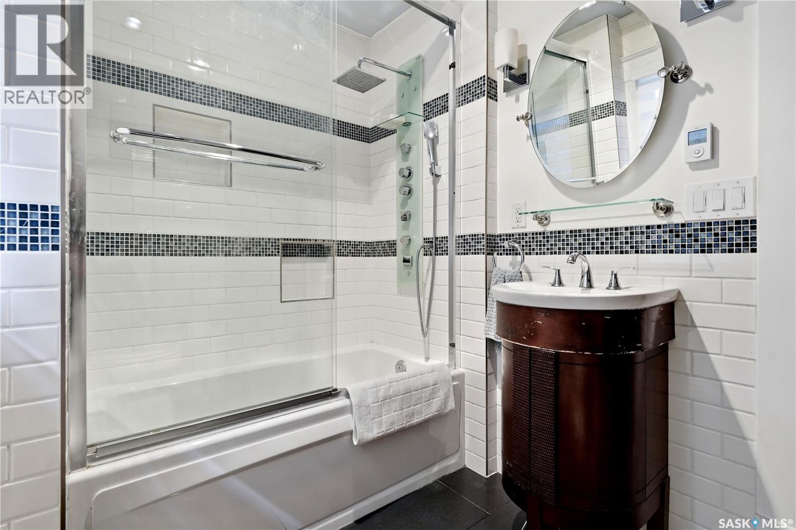 1706 15Th Avenue, Regina, SK - Indoor Photo Showing Bathroom
