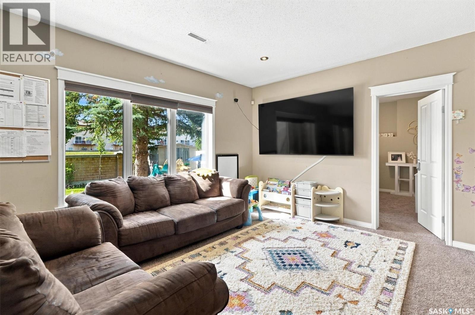 715 Bellmont Court, Saskatoon, SK - Indoor Photo Showing Living Room