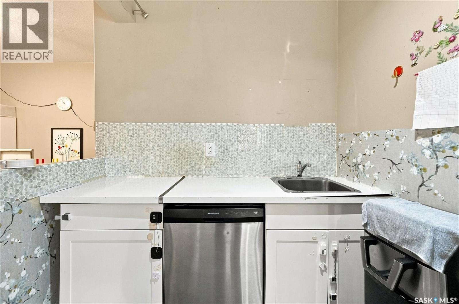 715 Bellmont Court, Saskatoon, SK - Indoor Photo Showing Kitchen
