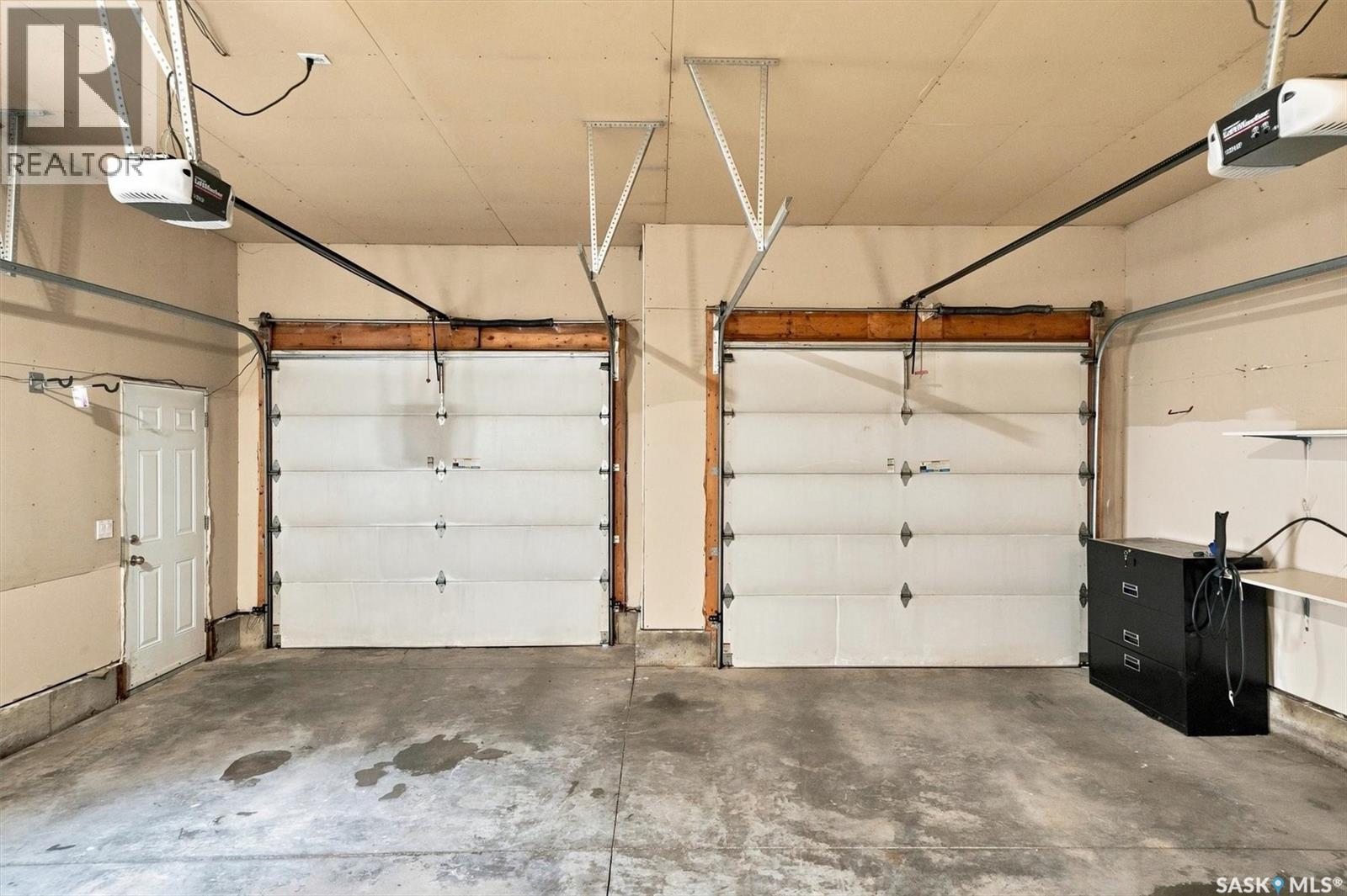 715 Bellmont Court, Saskatoon, SK - Indoor Photo Showing Garage