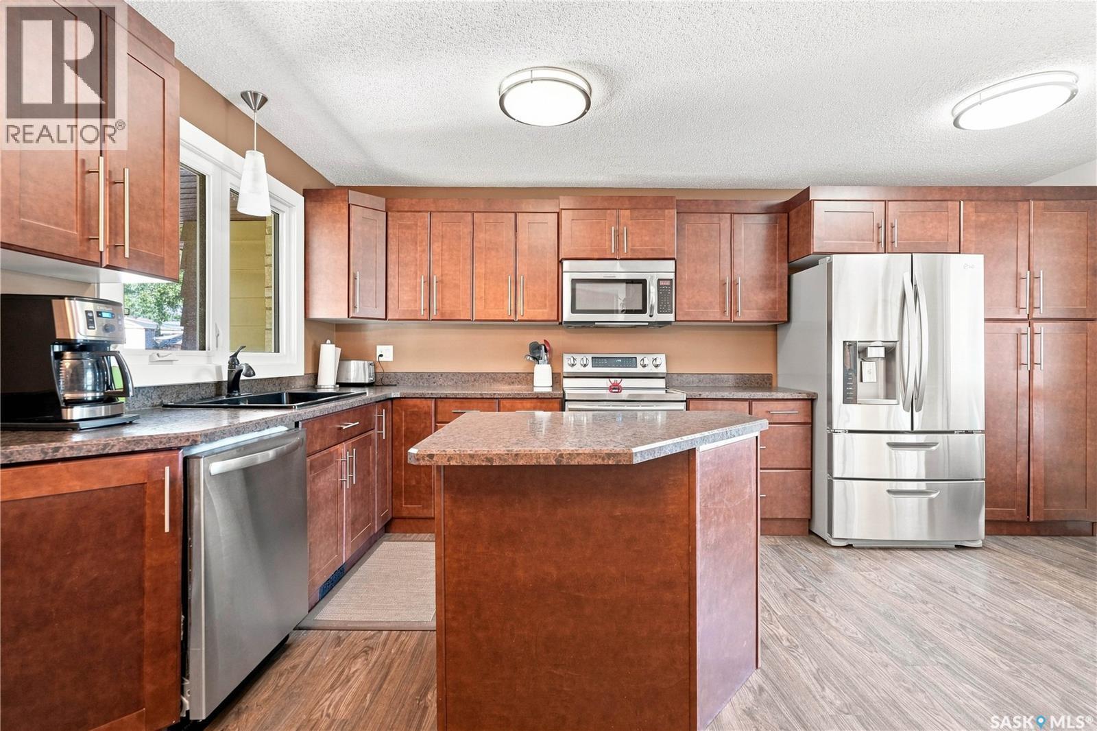 29 Everett Crescent, Regina, SK - Indoor Photo Showing Kitchen