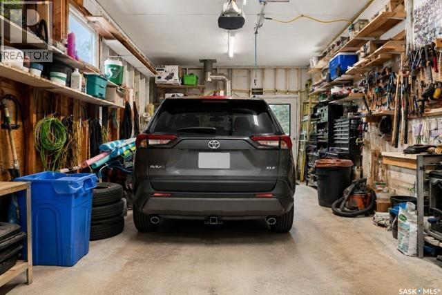 29 Everett Crescent, Regina, SK - Indoor Photo Showing Garage