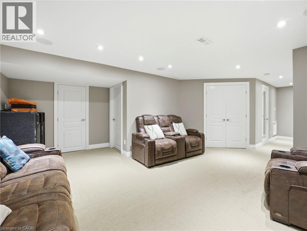 Spacious room with light-colored carpeting throughout - 98 Willow Lane, Grimsby, ON - Indoor