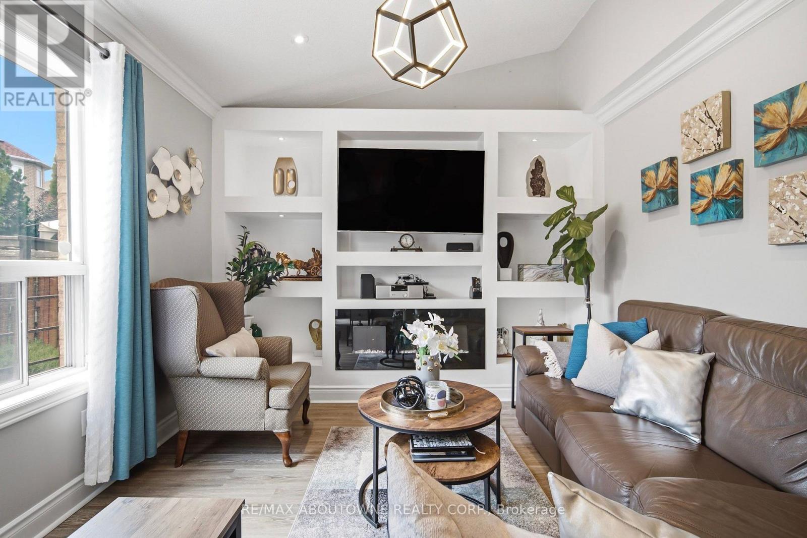 5184 Red Brush Drive, Mississauga, ON - Indoor Photo Showing Living Room