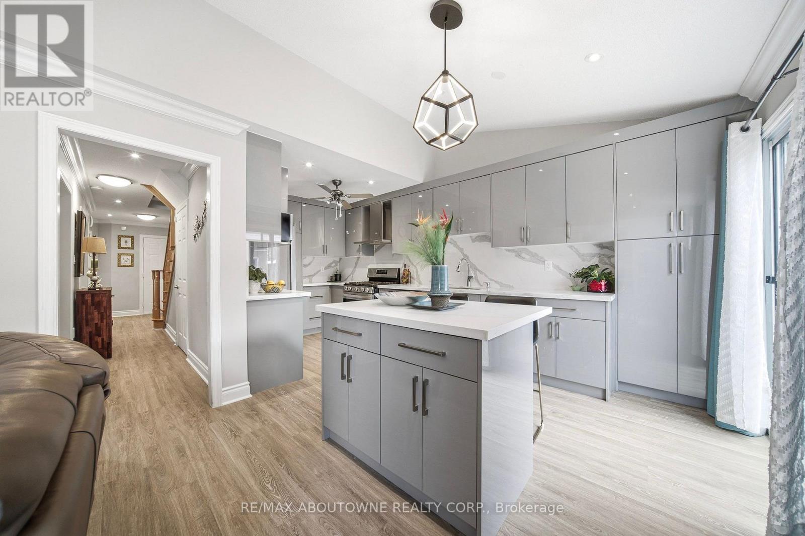 5184 Red Brush Drive, Mississauga, ON - Indoor Photo Showing Kitchen With Upgraded Kitchen