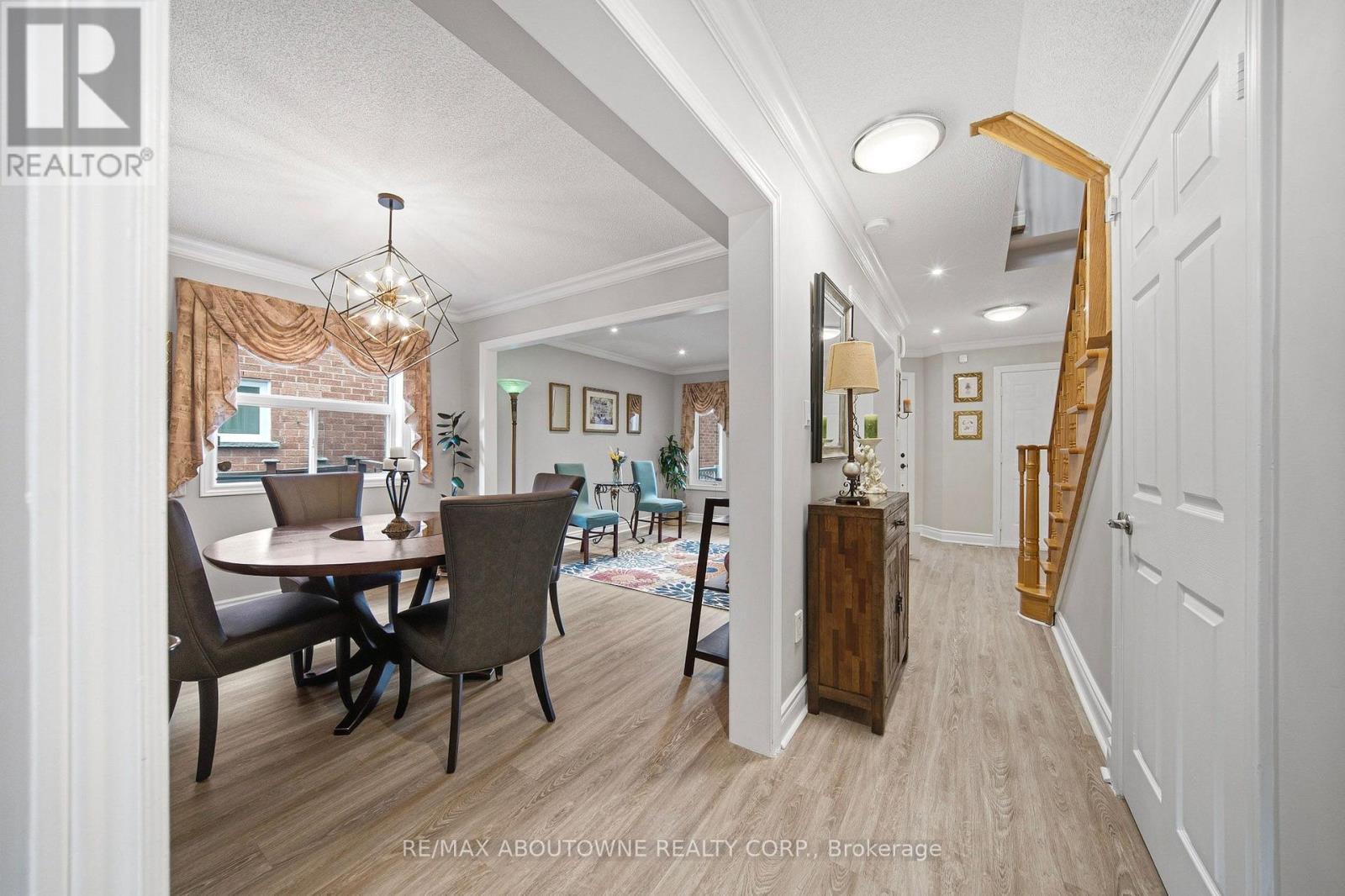 5184 Red Brush Drive, Mississauga, ON - Indoor Photo Showing Dining Room