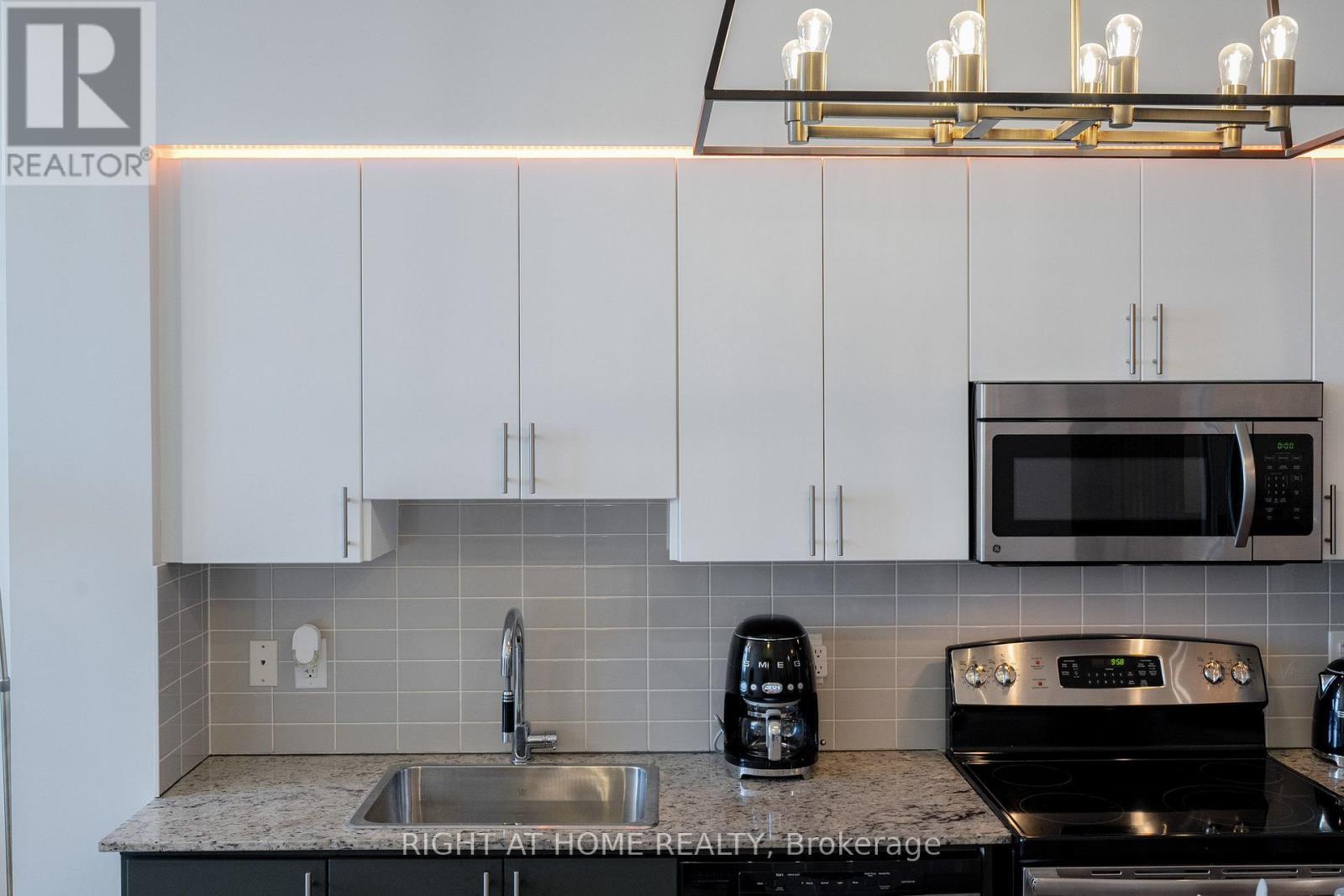 306 - 7171 Yonge Street, Markham, ON - Indoor Photo Showing Kitchen With Stainless Steel Kitchen With Upgraded Kitchen
