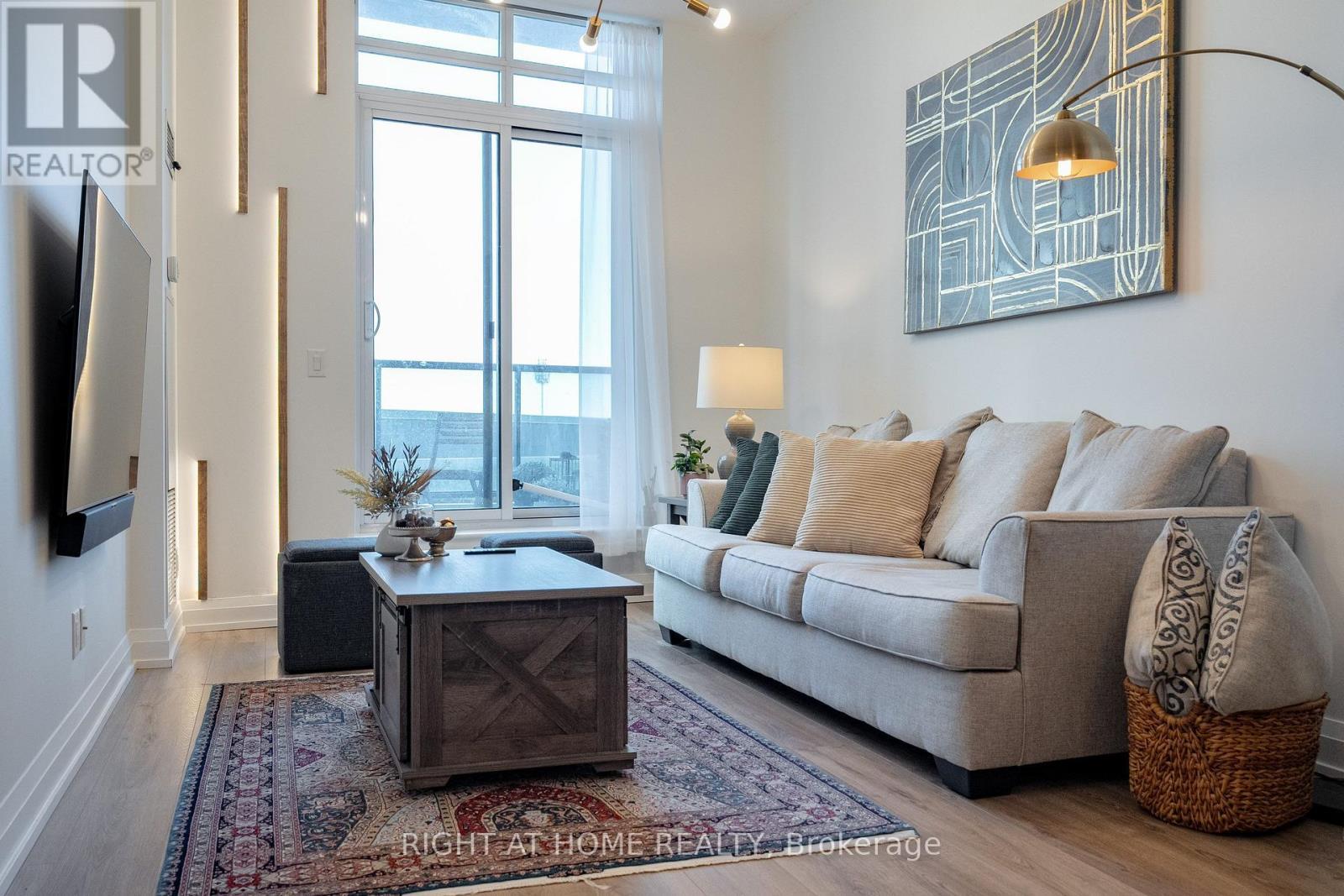 306 - 7171 Yonge Street, Markham, ON - Indoor