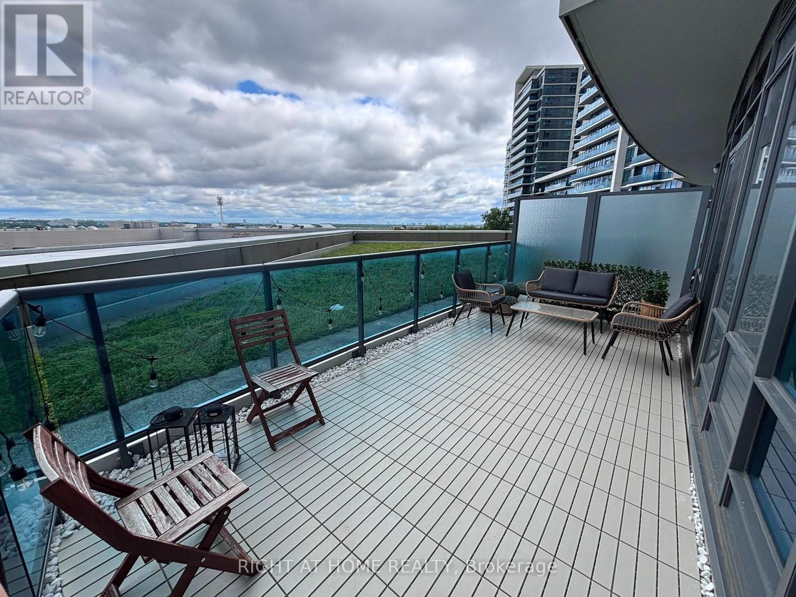 306 - 7171 Yonge Street, Markham, ON - Outdoor