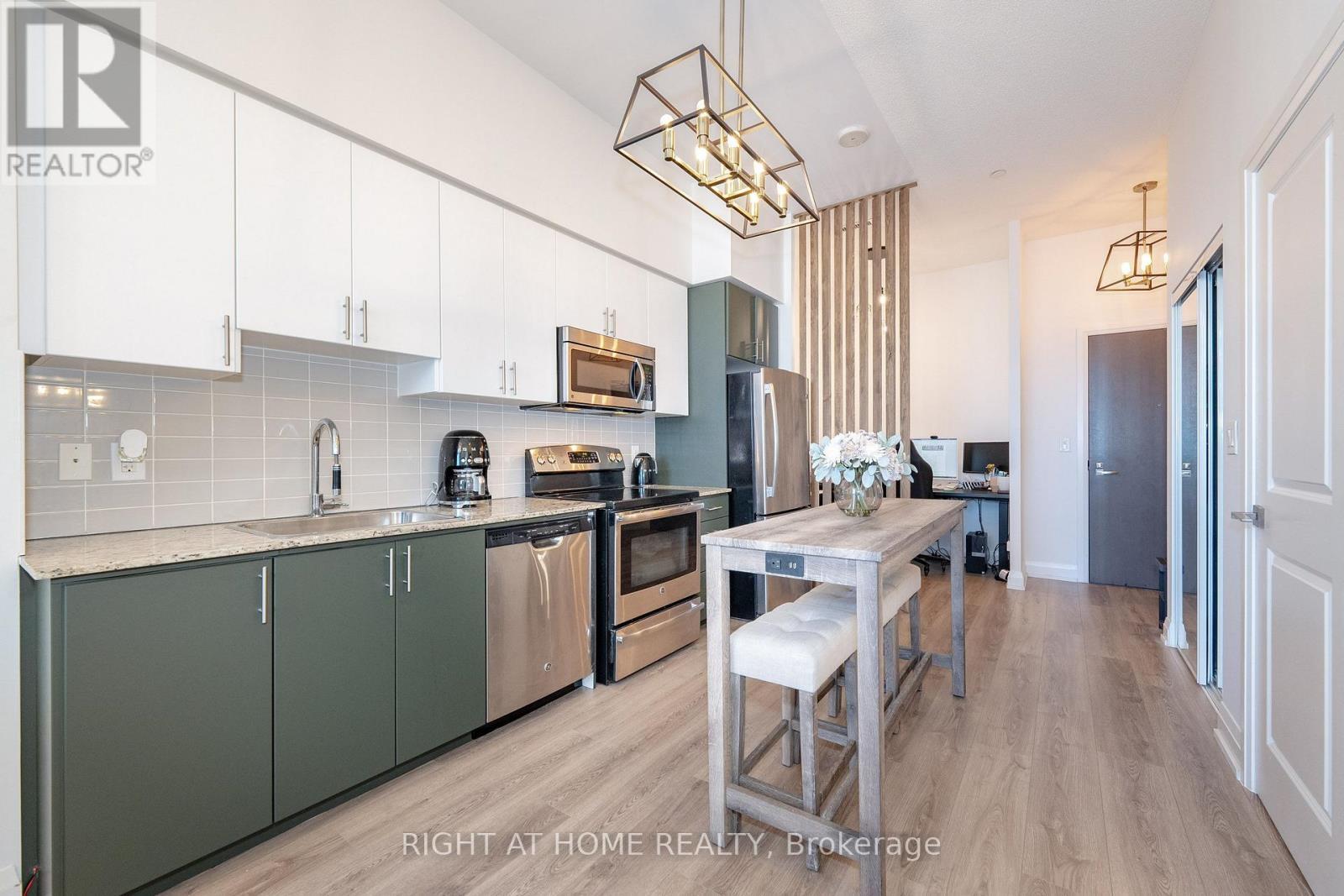 306 - 7171 Yonge Street, Markham, ON - Indoor Photo Showing Kitchen With Stainless Steel Kitchen With Upgraded Kitchen