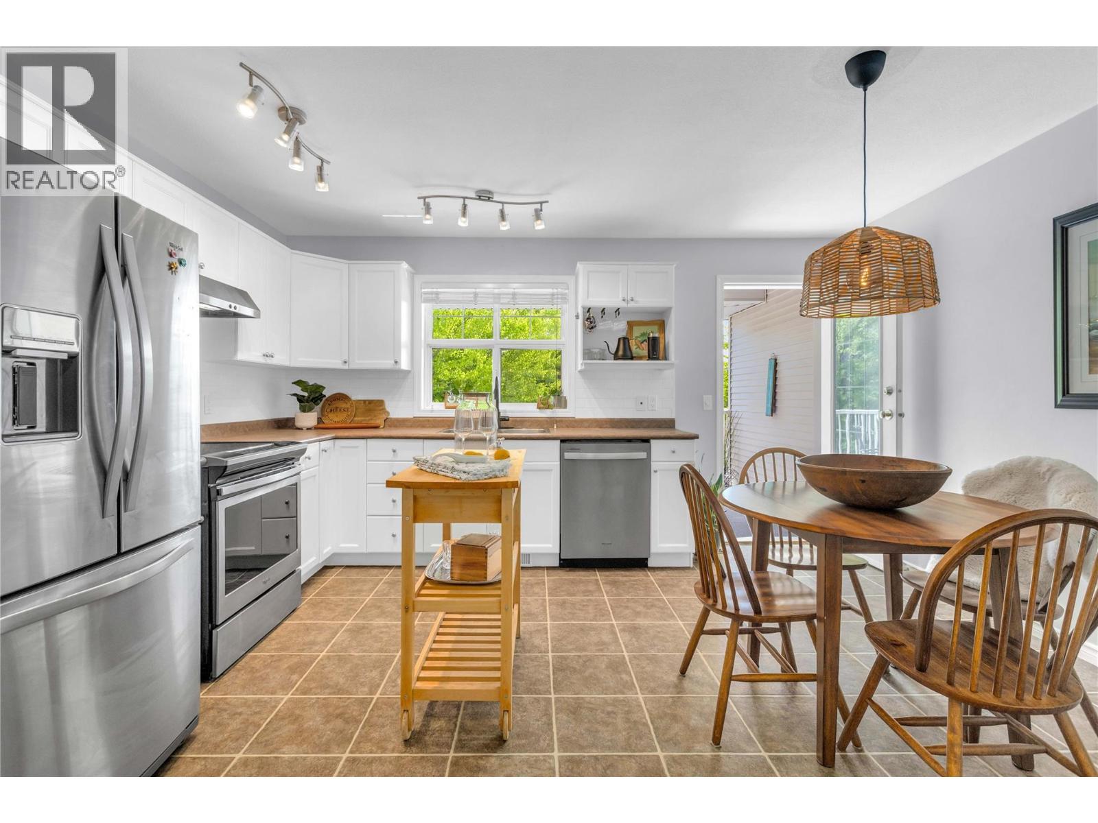 Bright and updated kitchen - 3825 Glen Canyon Drive Unit# 104, West Kelowna, BC - Indoor