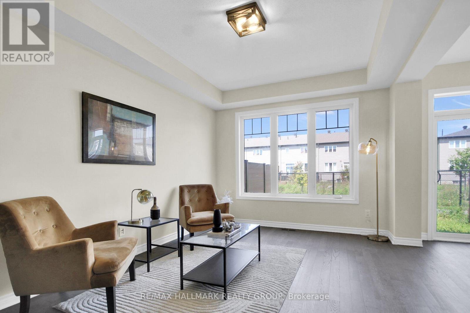 207 Willow Aster Circle, Ottawa, ON - Indoor Photo Showing Living Room