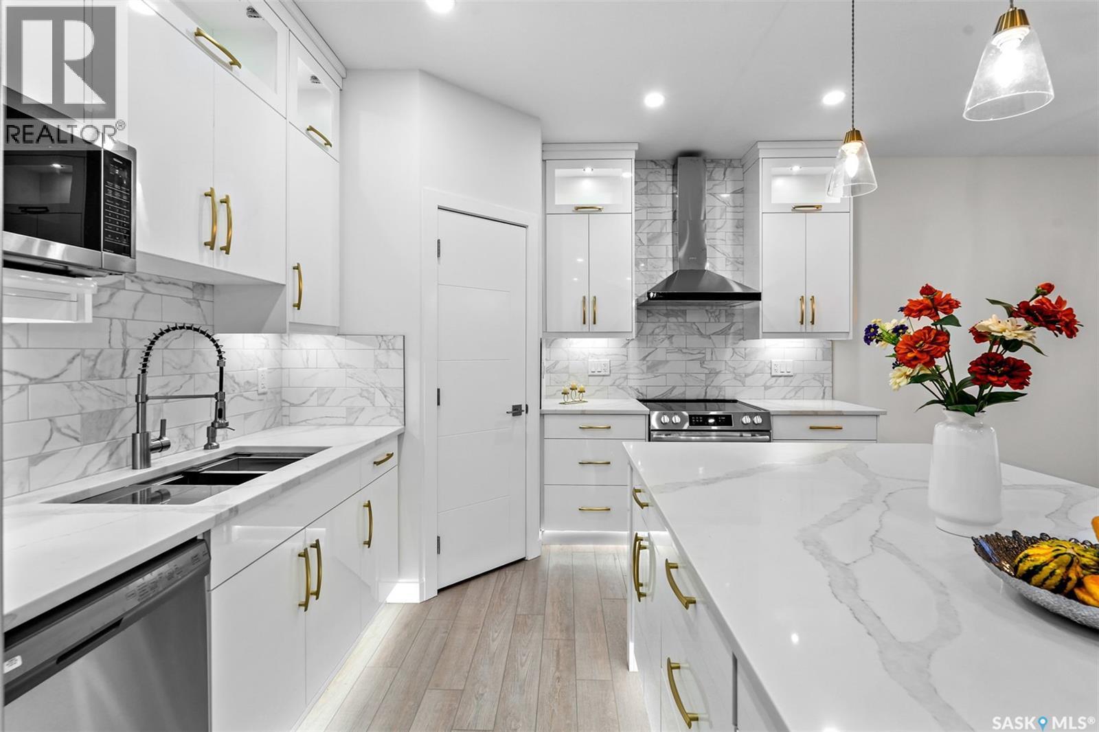 138 Sharma Lane, Saskatoon, SK - Indoor Photo Showing Kitchen With Double Sink With Upgraded Kitchen