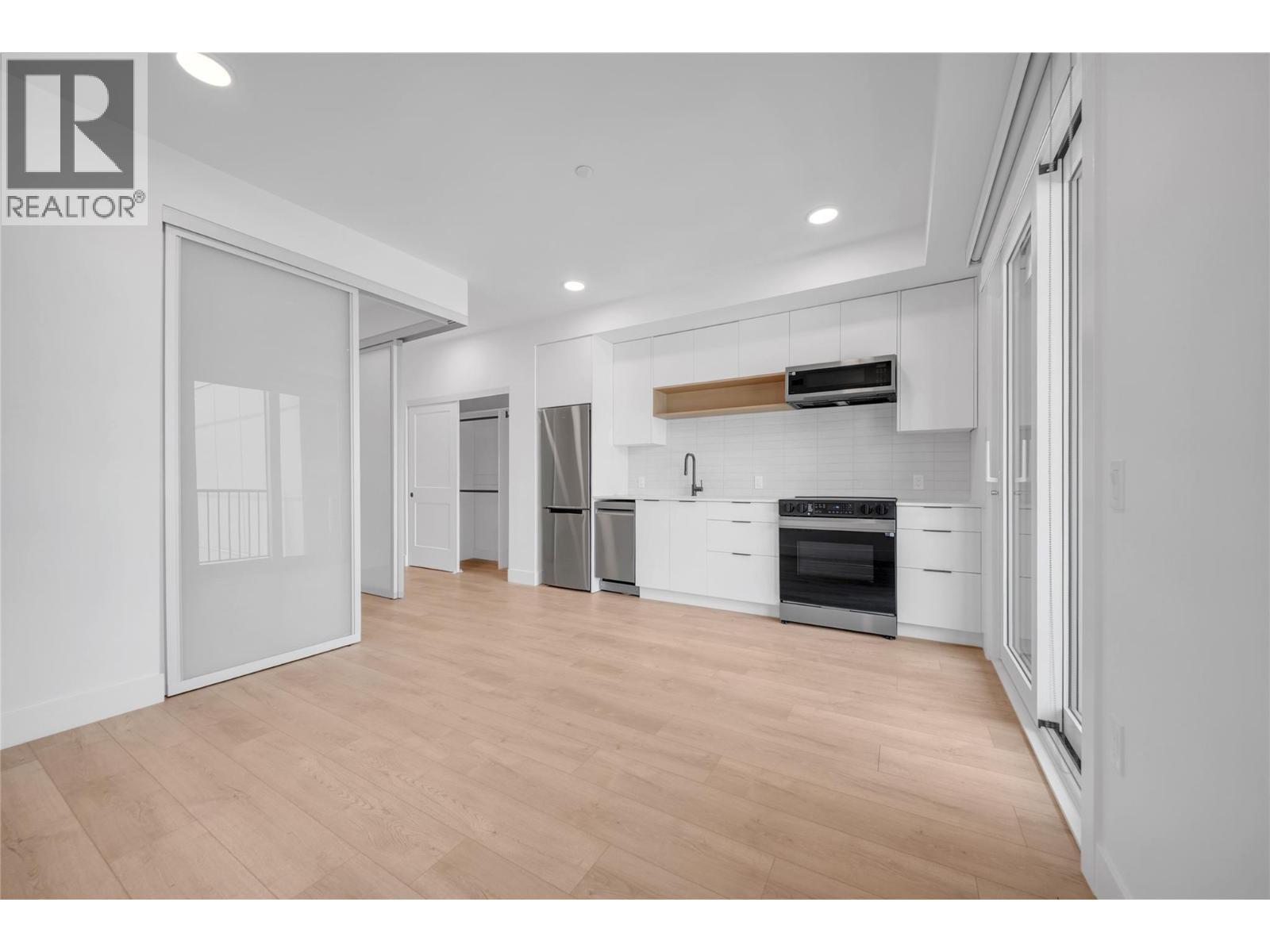 620 Coronation Avenue Unit# 409, Kelowna, BC - Indoor Photo Showing Kitchen