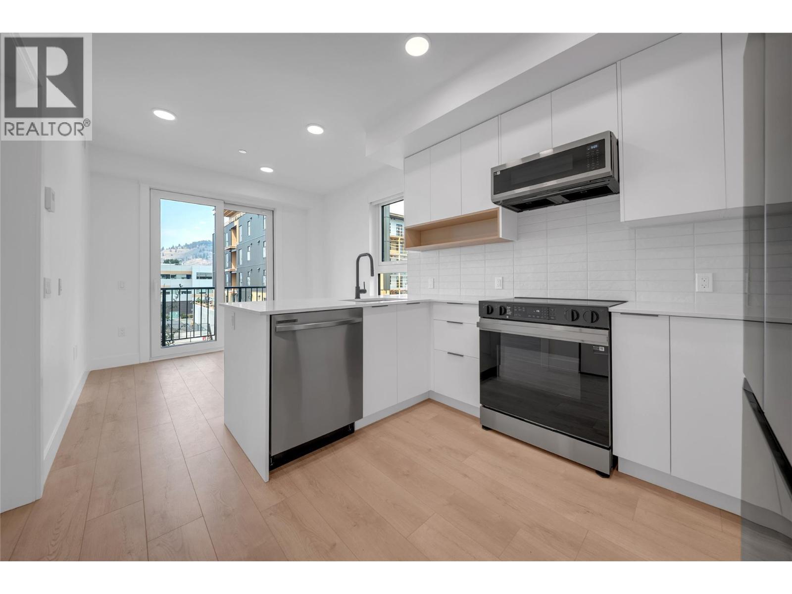 620 Coronation Avenue Unit# 312, Kelowna, BC - Indoor Photo Showing Kitchen