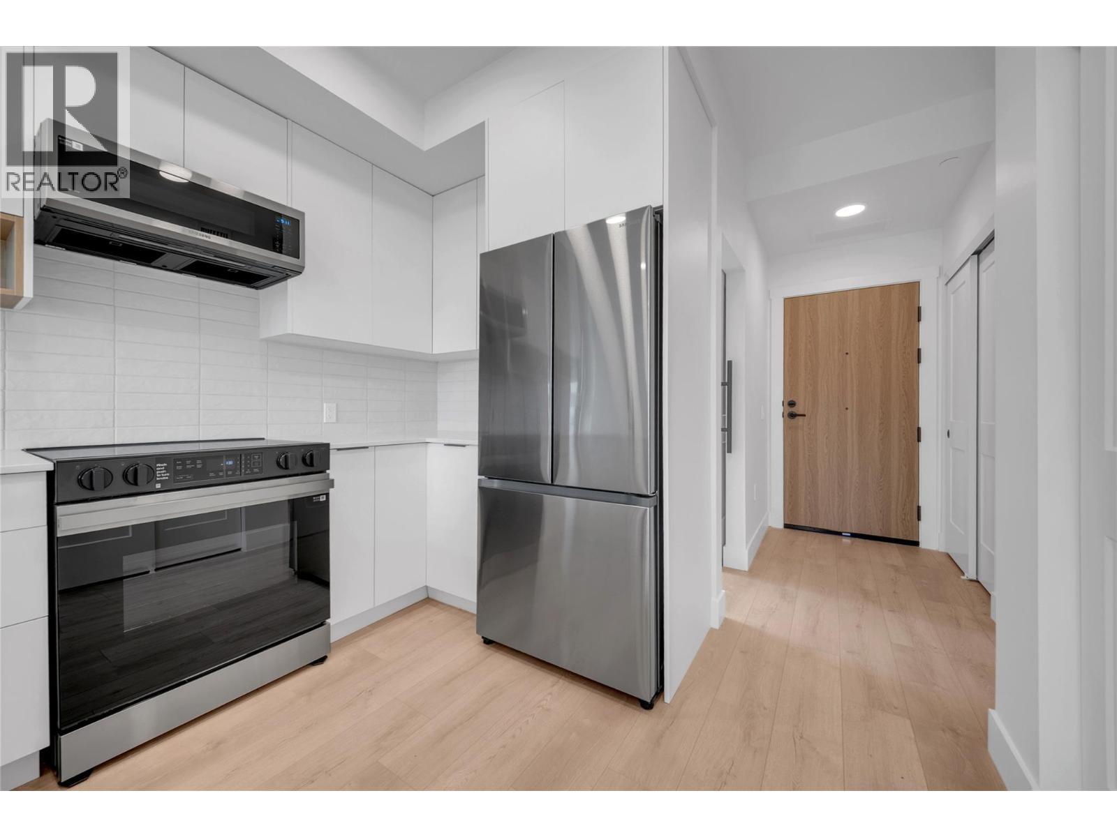 620 Coronation Avenue Unit# 312, Kelowna, BC - Indoor Photo Showing Kitchen
