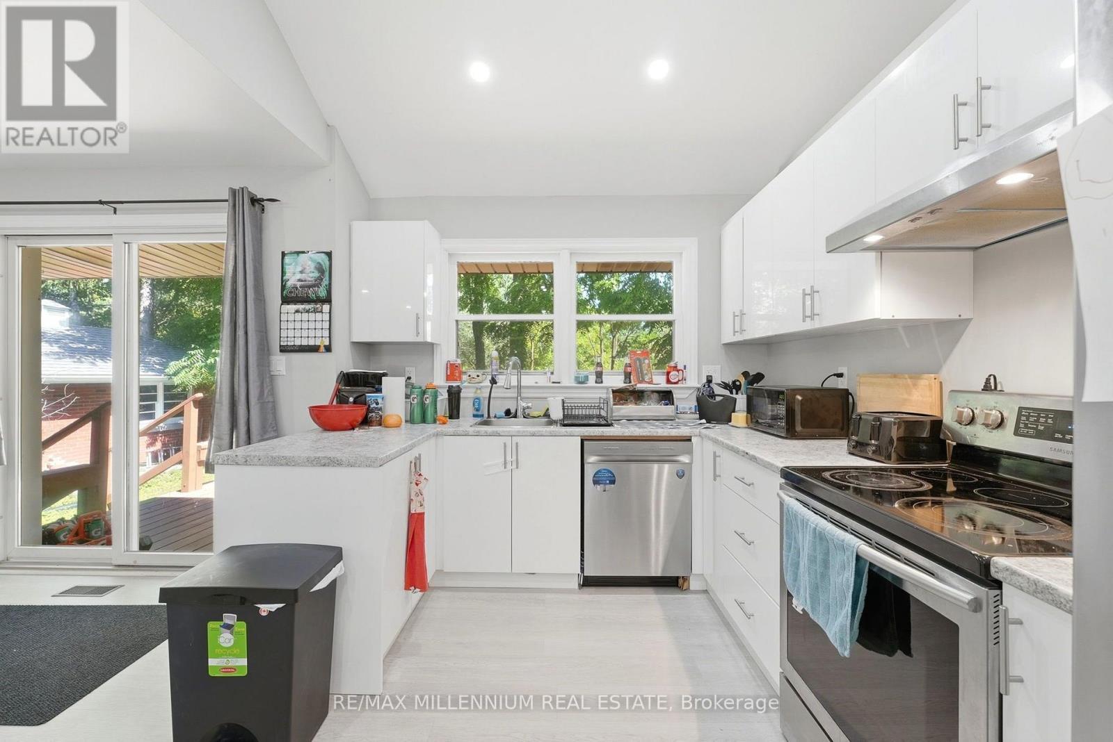 22 Montgomery Road, St. Thomas, ON - Indoor Photo Showing Kitchen