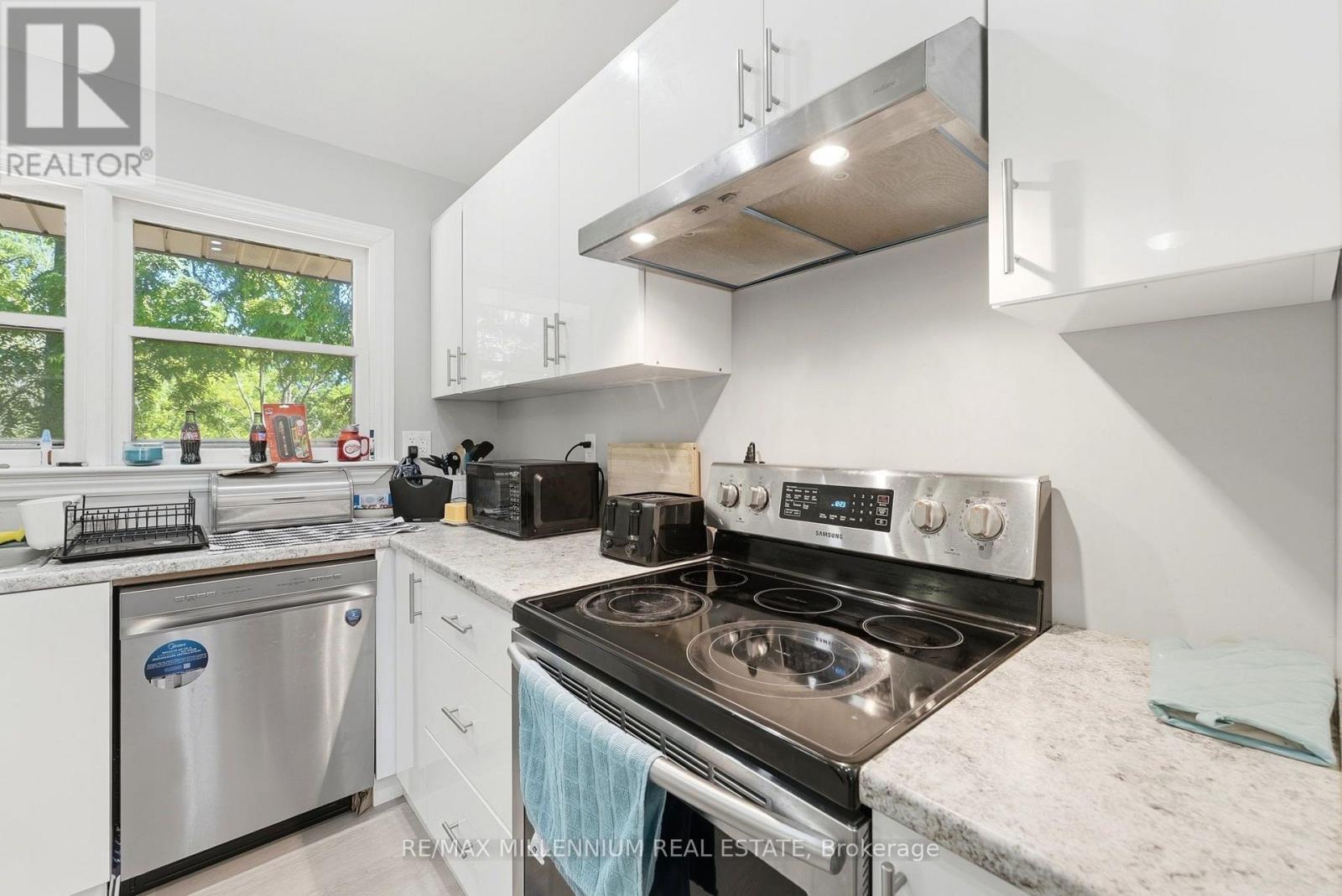 22 Montgomery Road, St. Thomas, ON - Indoor Photo Showing Kitchen