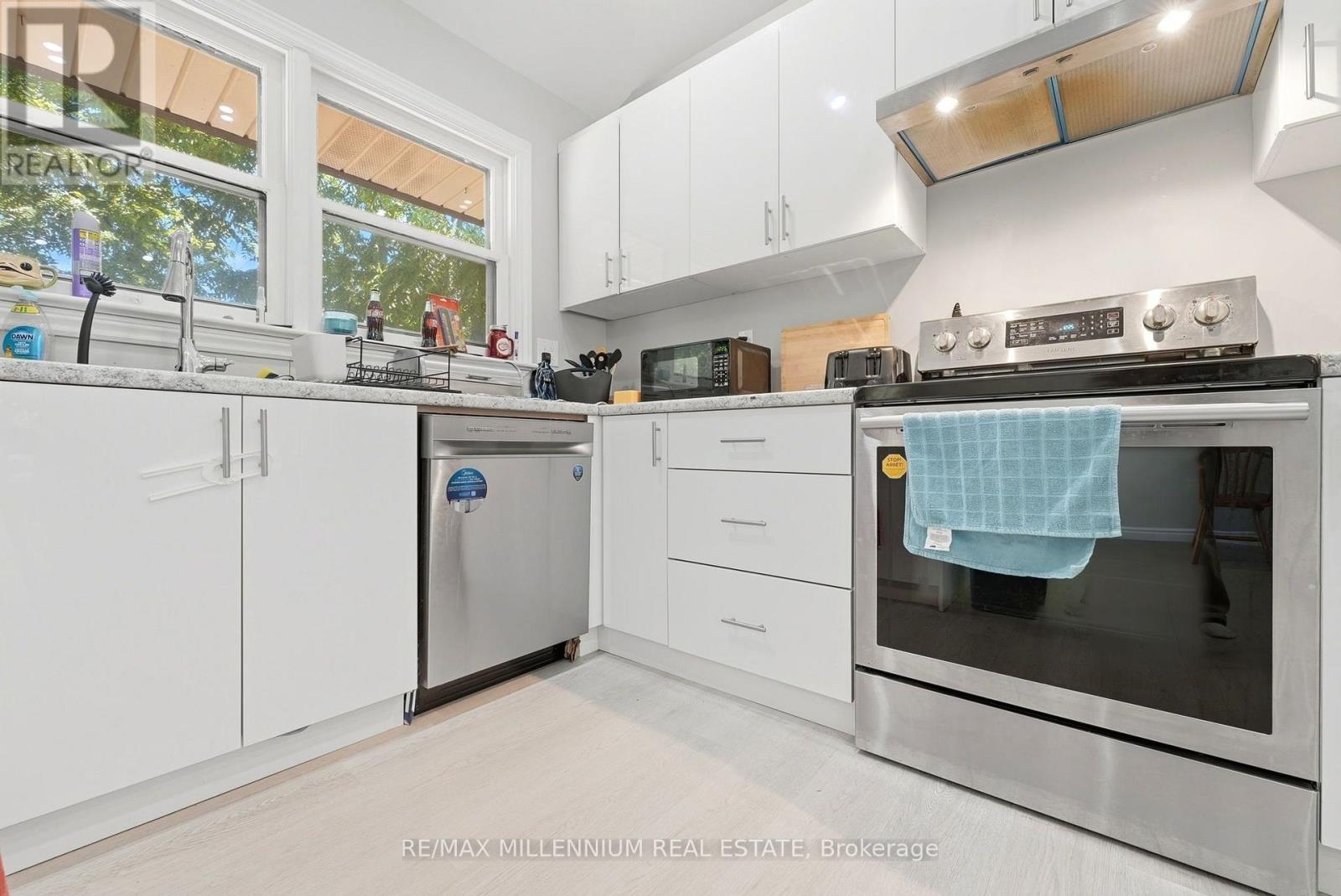 22 Montgomery Road, St. Thomas, ON - Indoor Photo Showing Kitchen