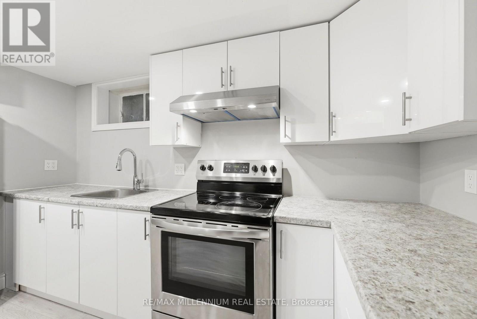 22 Montgomery Road, St. Thomas, ON - Indoor Photo Showing Kitchen