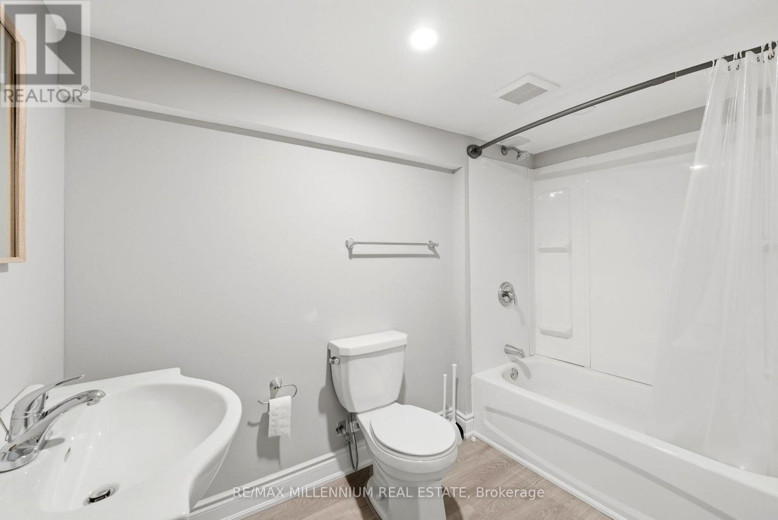22 Montgomery Road, St. Thomas, ON - Indoor Photo Showing Bathroom