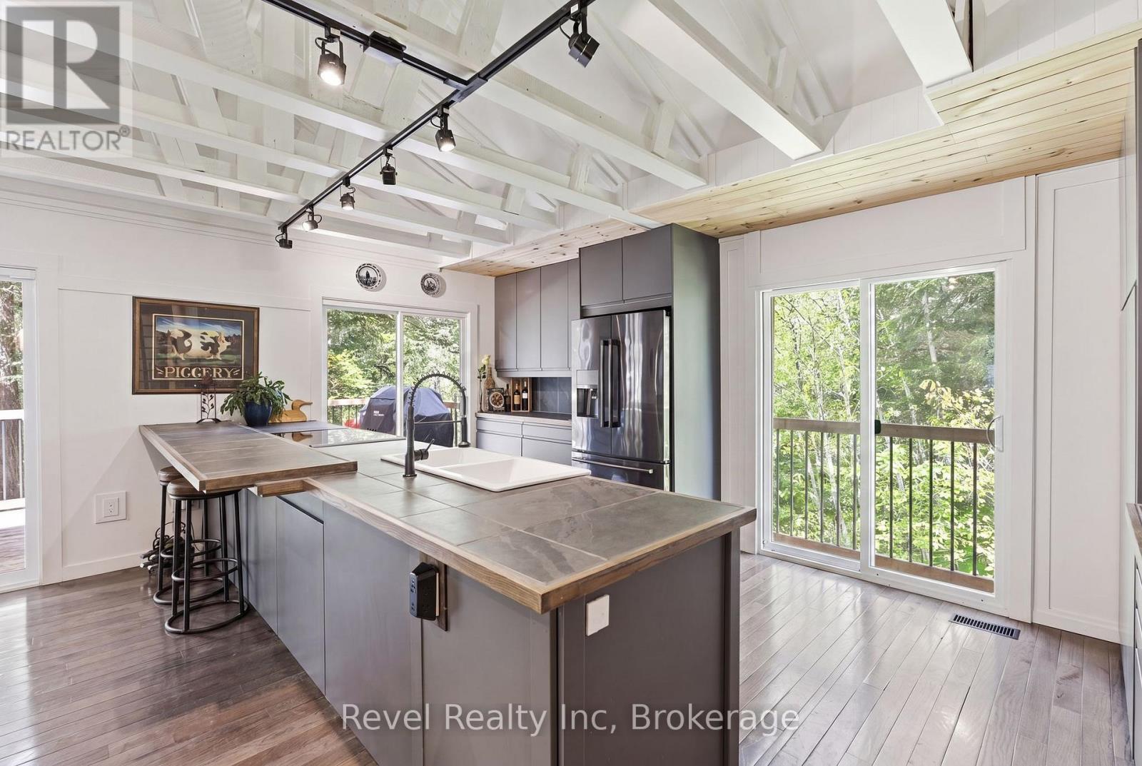 22 Camp Road, Mckellar, ON - Indoor Photo Showing Kitchen