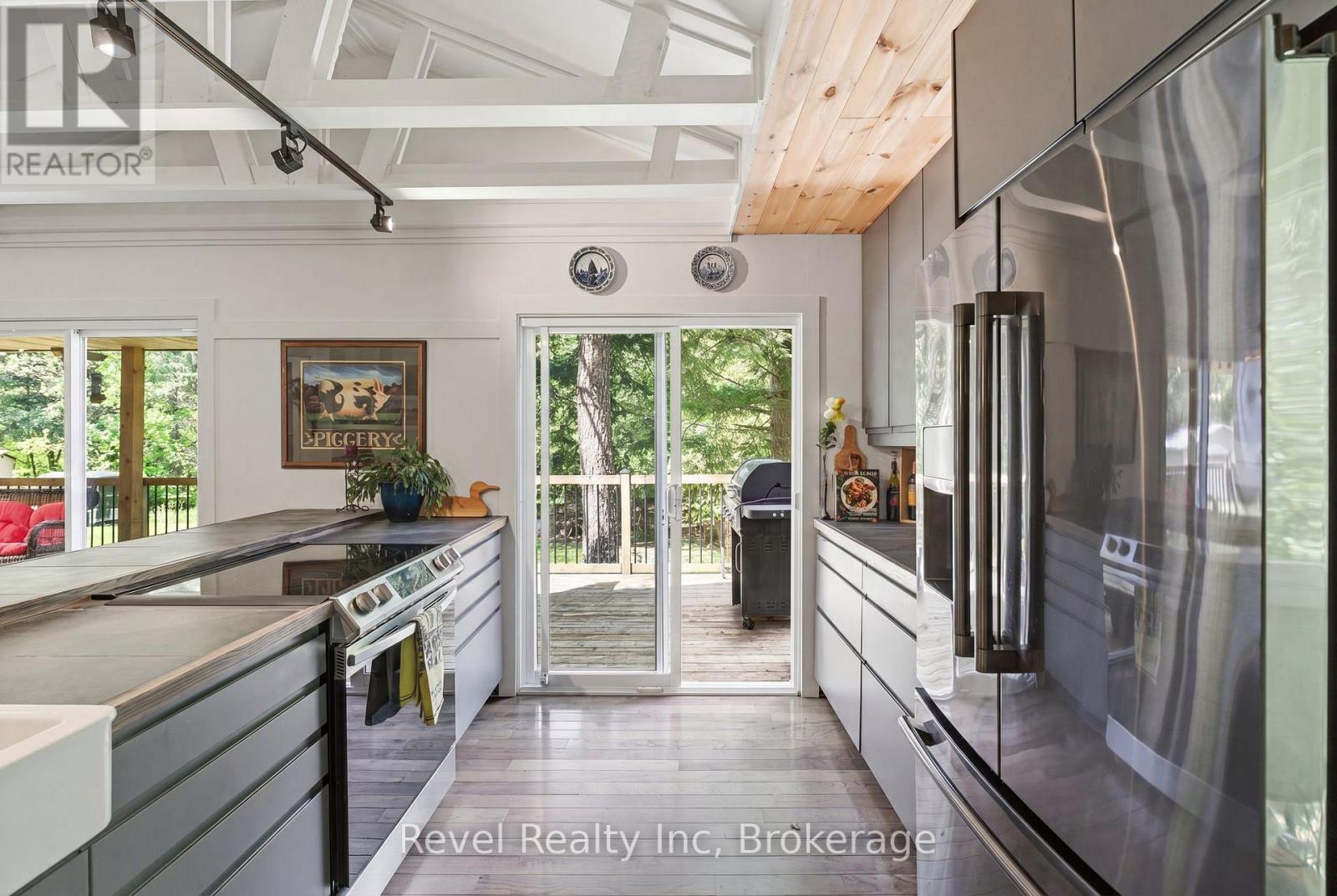 22 Camp Road, Mckellar, ON - Indoor Photo Showing Kitchen