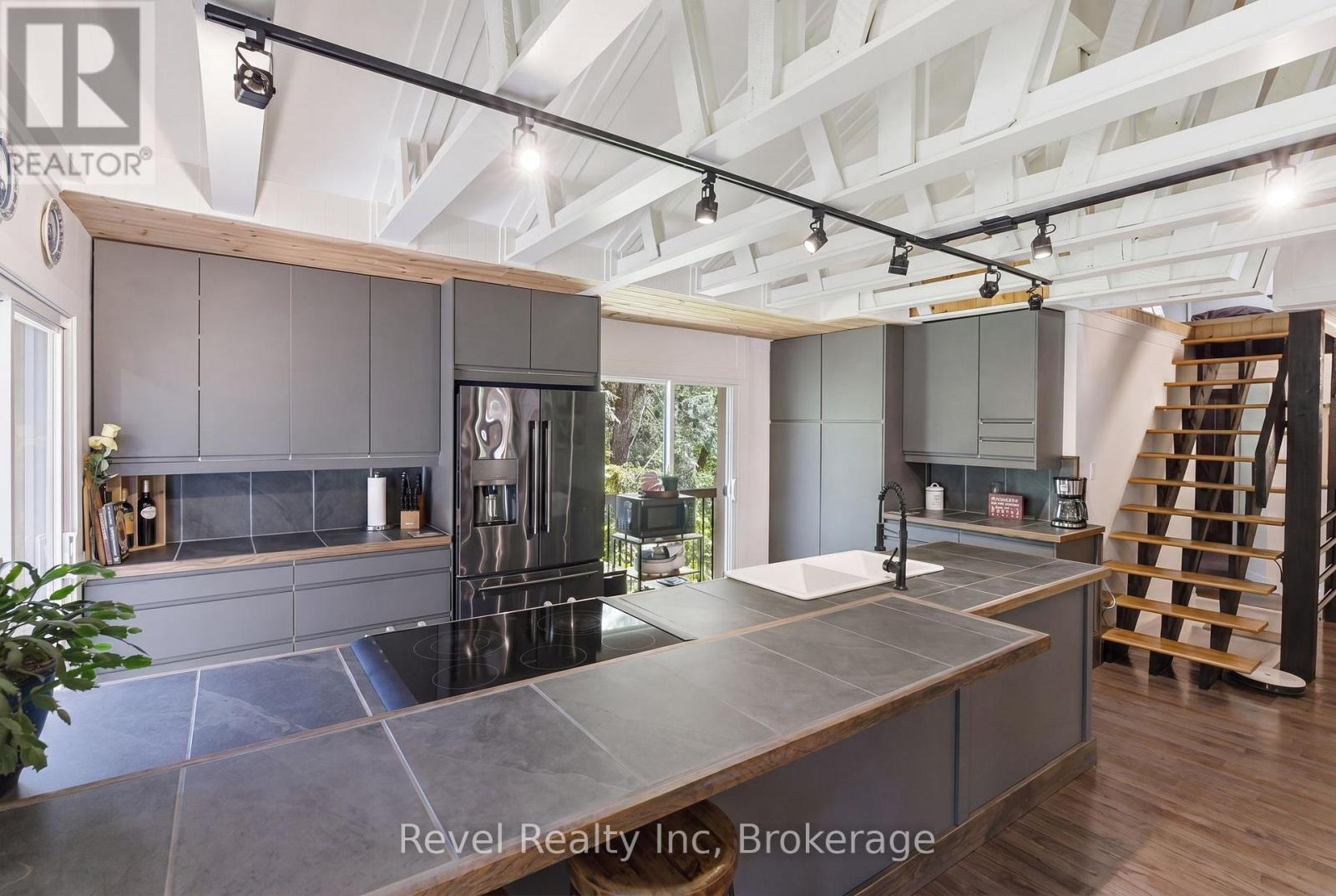 22 Camp Road, Mckellar, ON - Indoor Photo Showing Kitchen