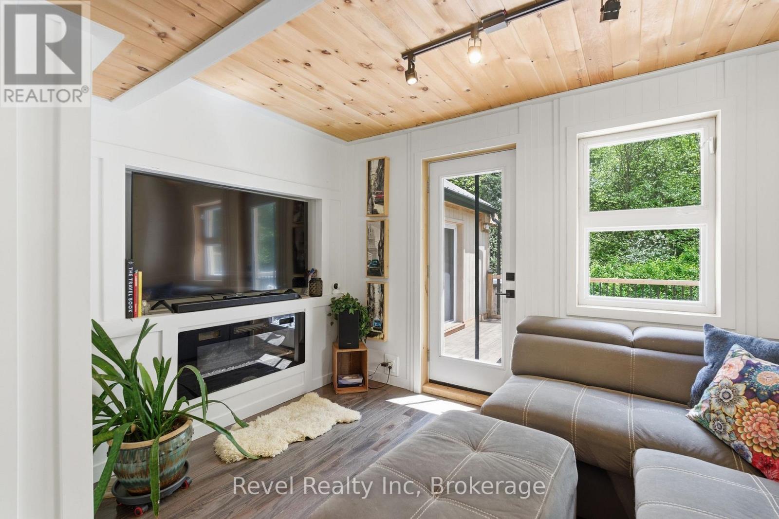 22 Camp Road, Mckellar, ON - Indoor Photo Showing Living Room