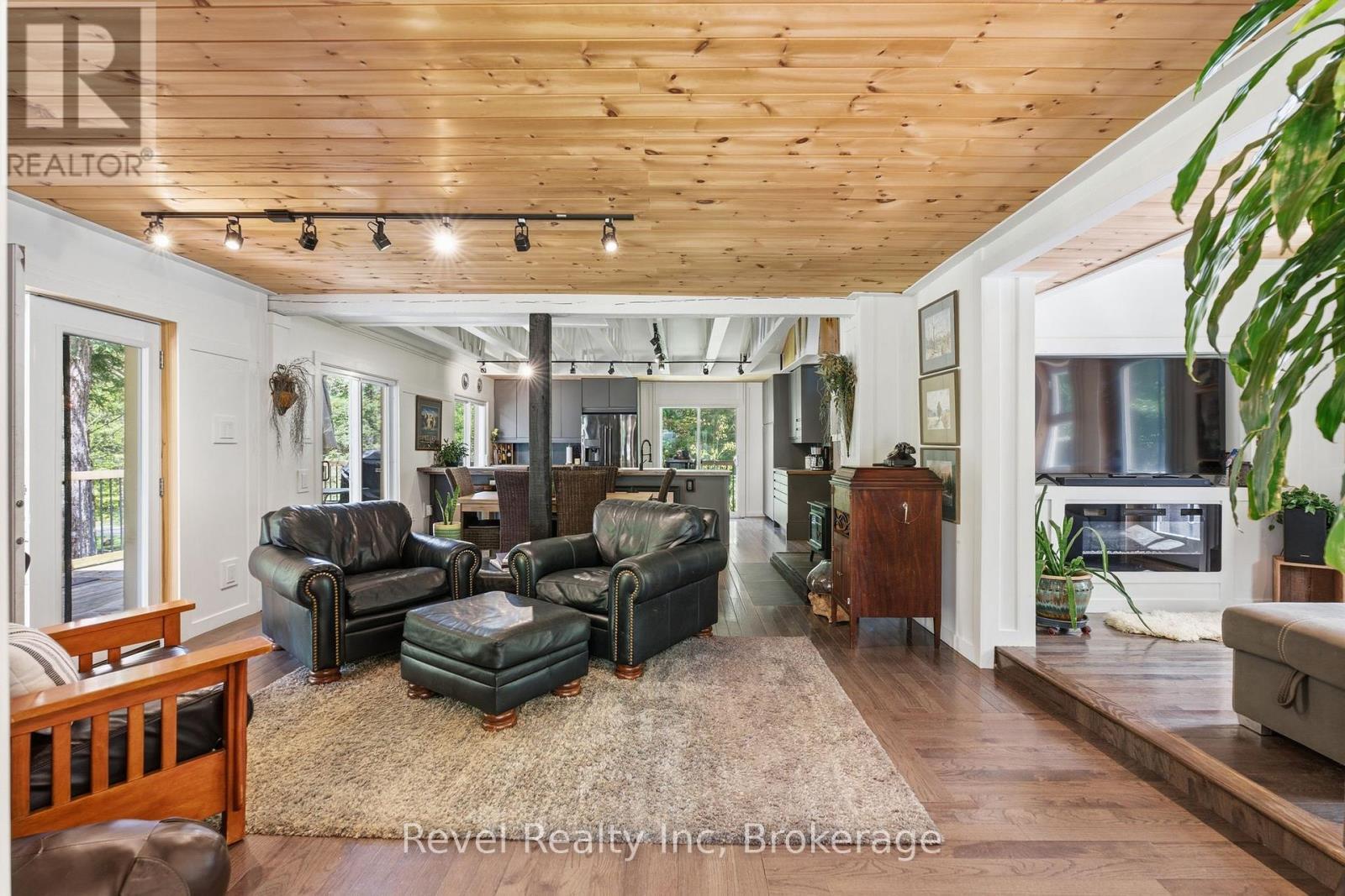 22 Camp Road, Mckellar, ON - Indoor Photo Showing Living Room