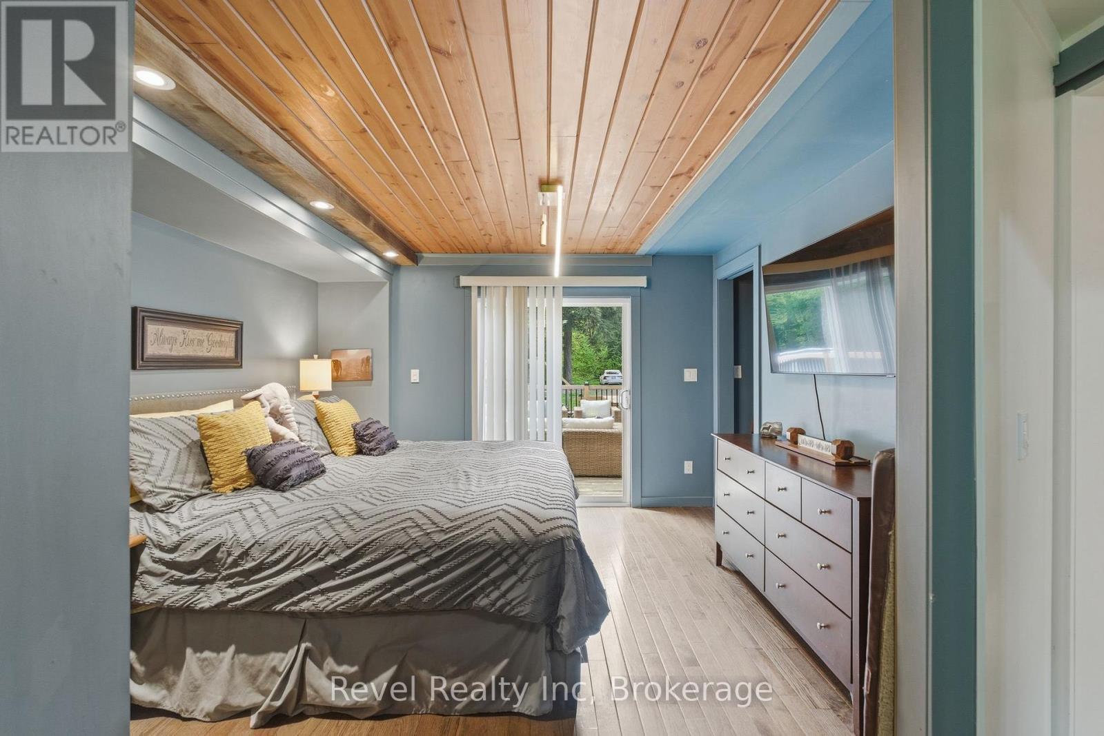22 Camp Road, Mckellar, ON - Indoor Photo Showing Bedroom