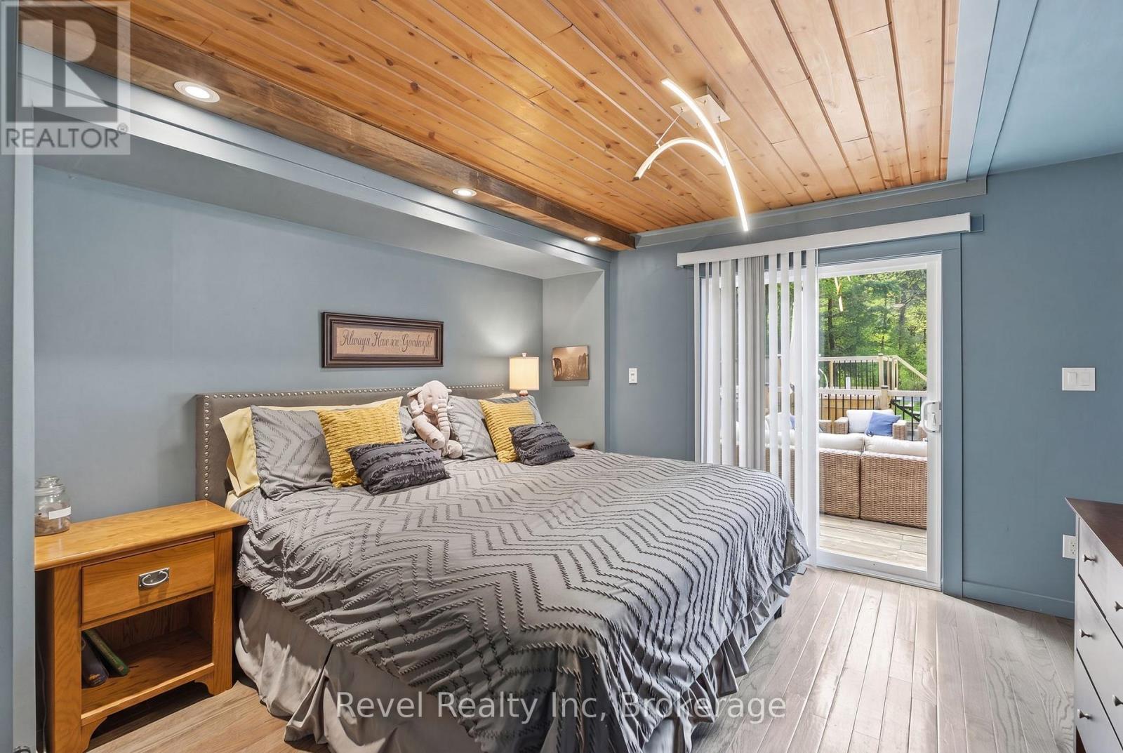 22 Camp Road, Mckellar, ON - Indoor Photo Showing Bedroom
