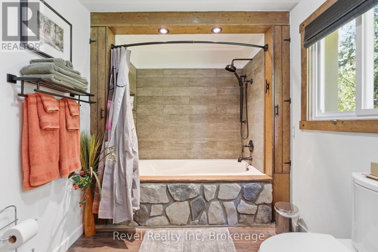22 Camp Road, Mckellar, ON - Indoor Photo Showing Bathroom