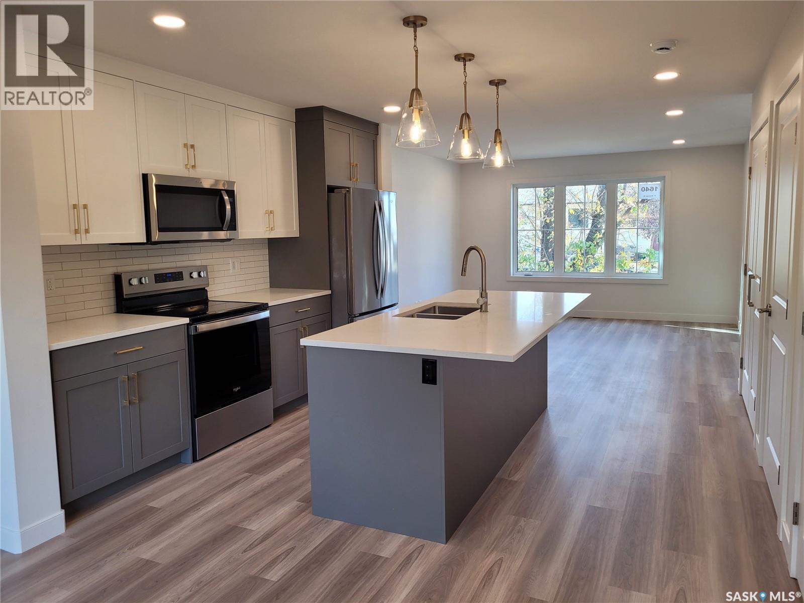 1640 1St Avenue N, Saskatoon, SK - Indoor Photo Showing Kitchen With Double Sink With Upgraded Kitchen
