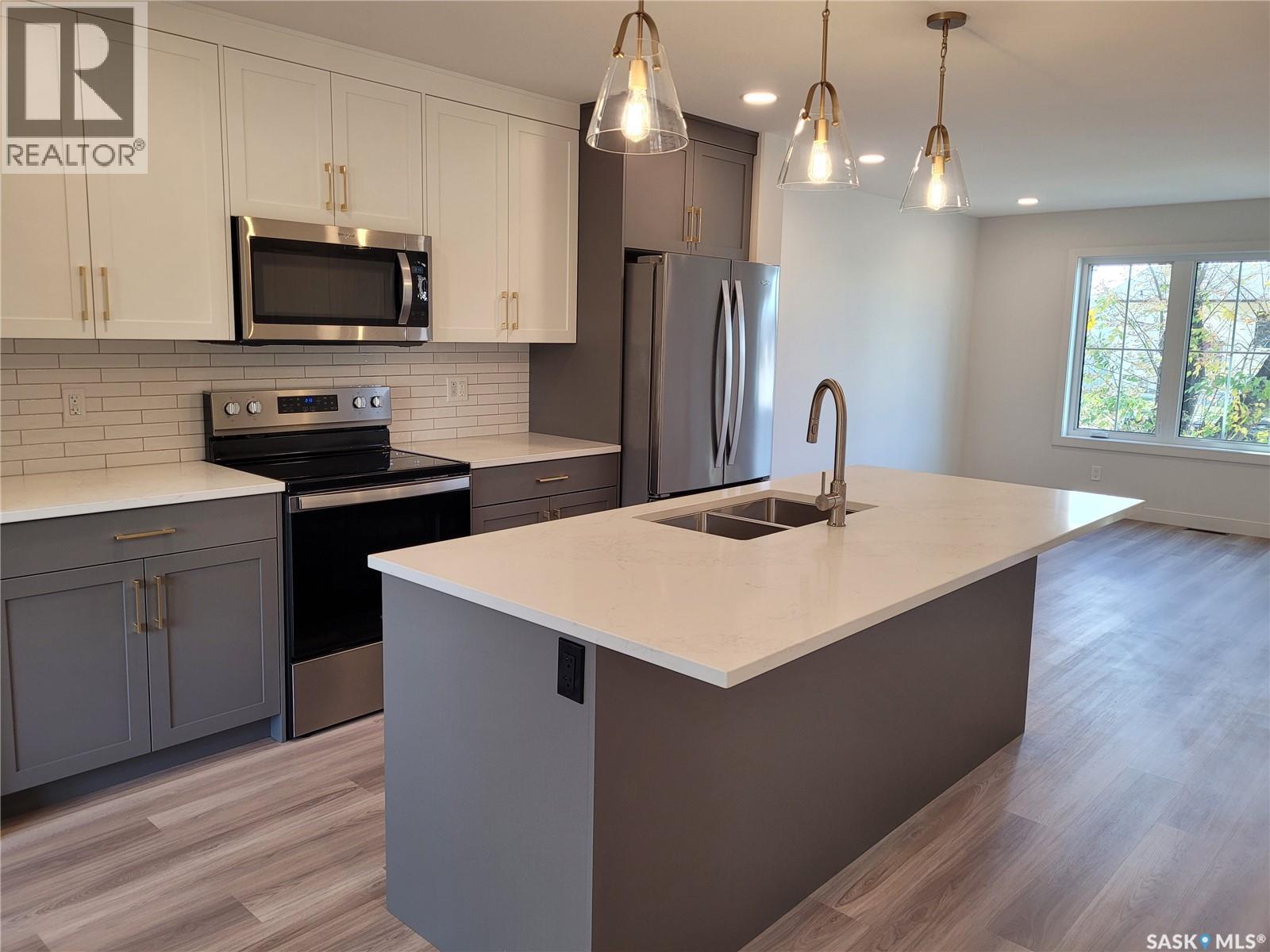 1640 1St Avenue N, Saskatoon, SK - Indoor Photo Showing Kitchen With Double Sink With Upgraded Kitchen