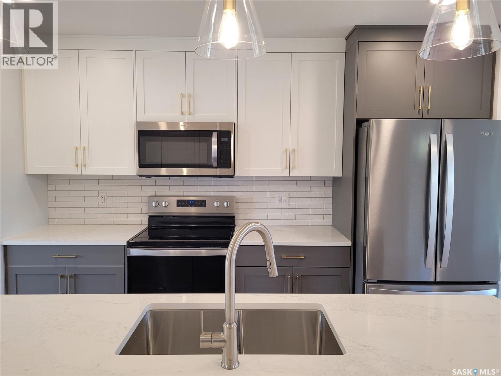 1640 1St Avenue N, Saskatoon, SK - Indoor Photo Showing Kitchen With Double Sink With Upgraded Kitchen