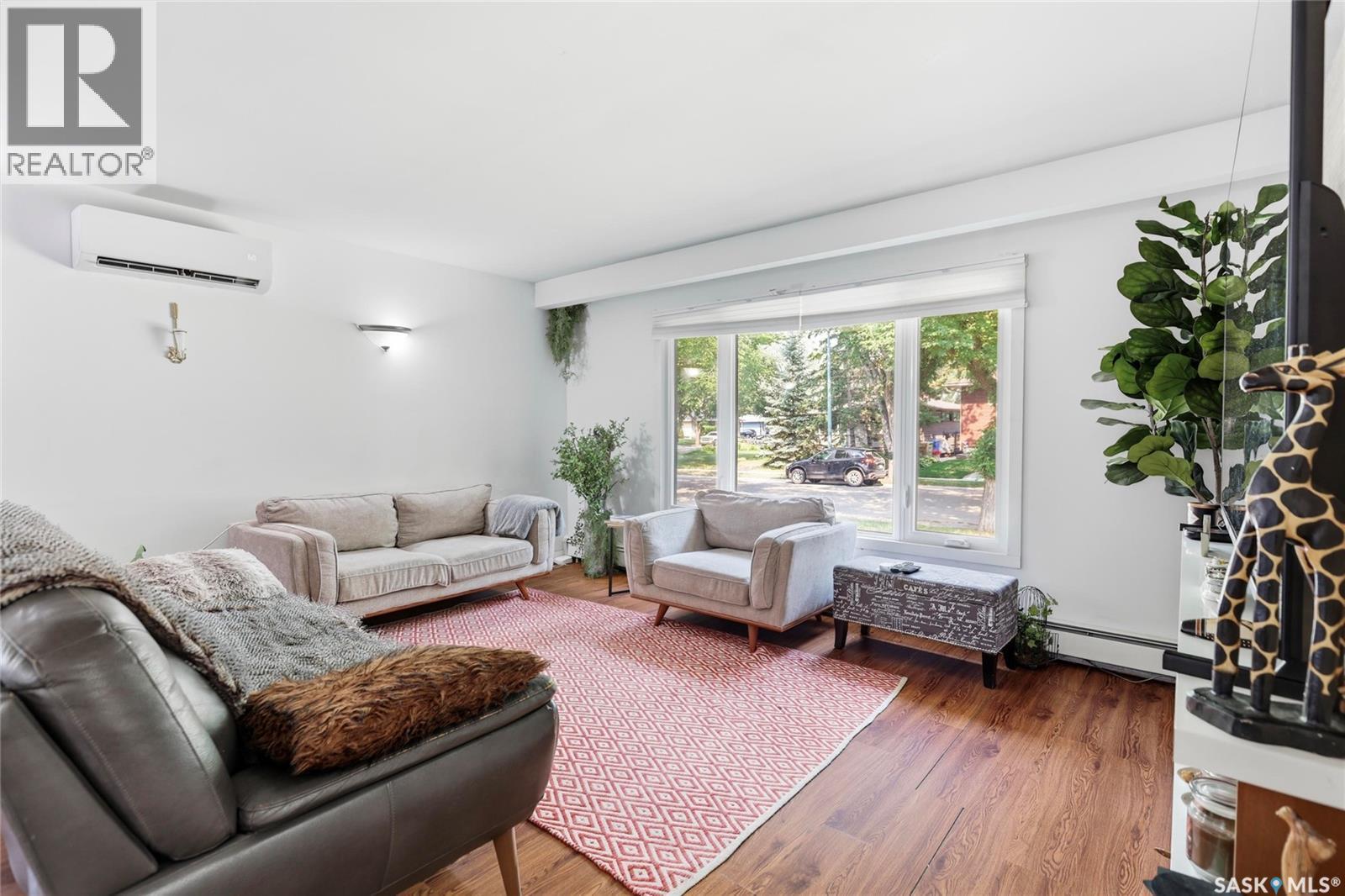 1960 Cowan Crescent, Regina, SK - Indoor Photo Showing Living Room