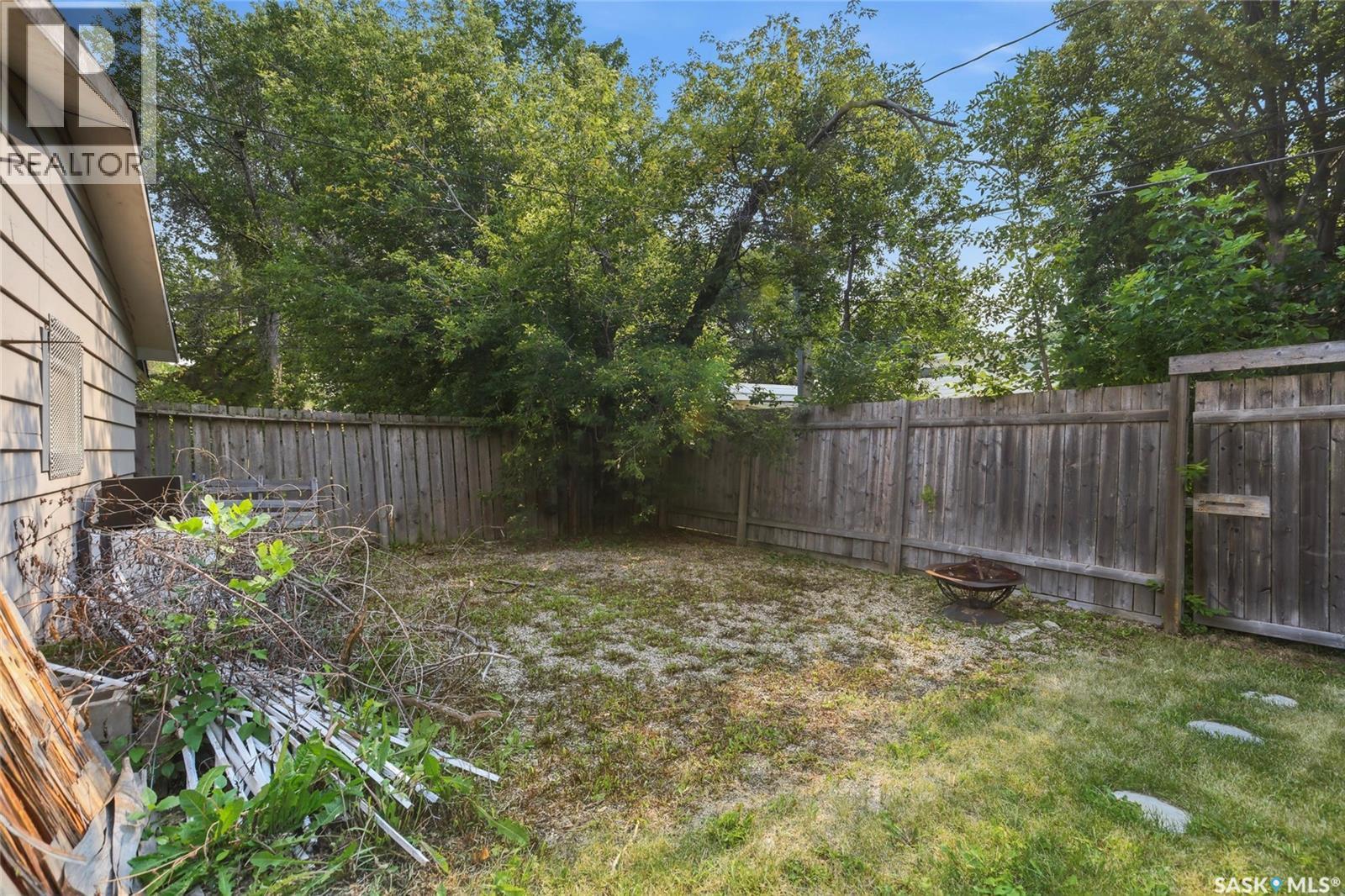 1960 Cowan Crescent, Regina, SK - Outdoor