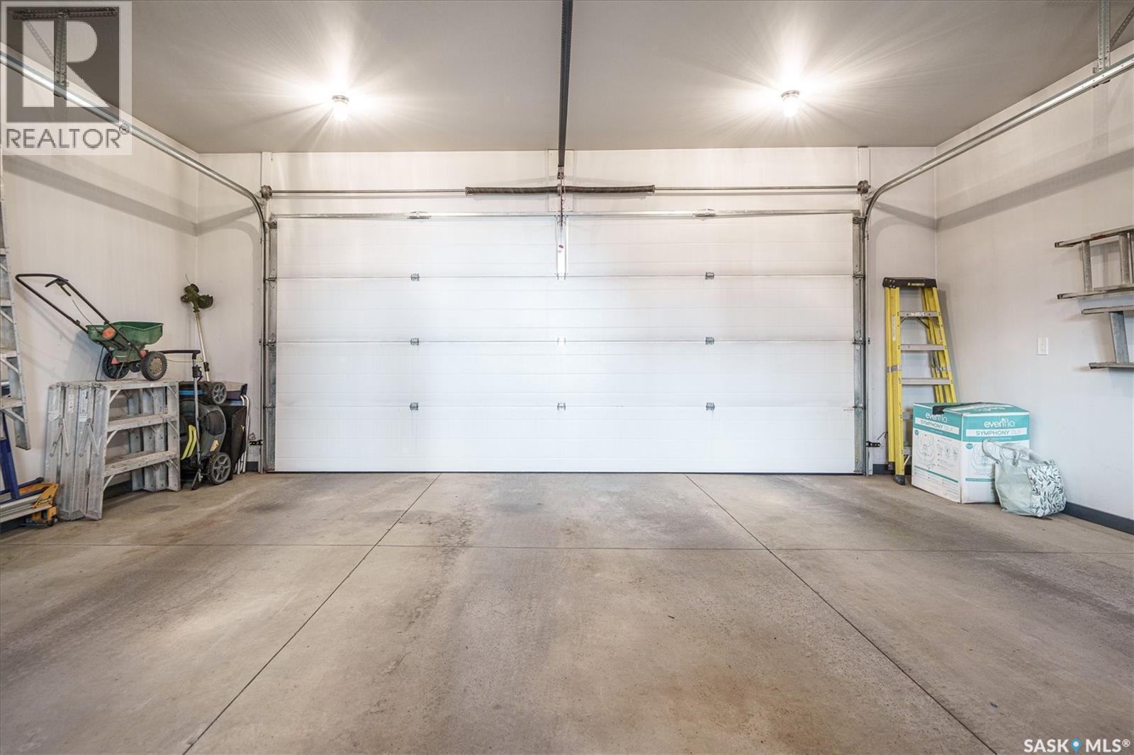 359 Marlatte Street, Saskatoon, SK - Indoor Photo Showing Garage