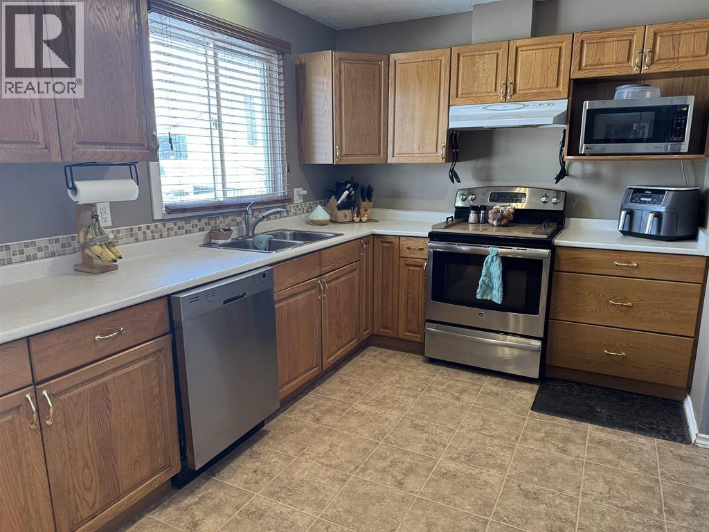 13 Manson Crescent, Mackenzie, BC - Indoor Photo Showing Kitchen With Double Sink
