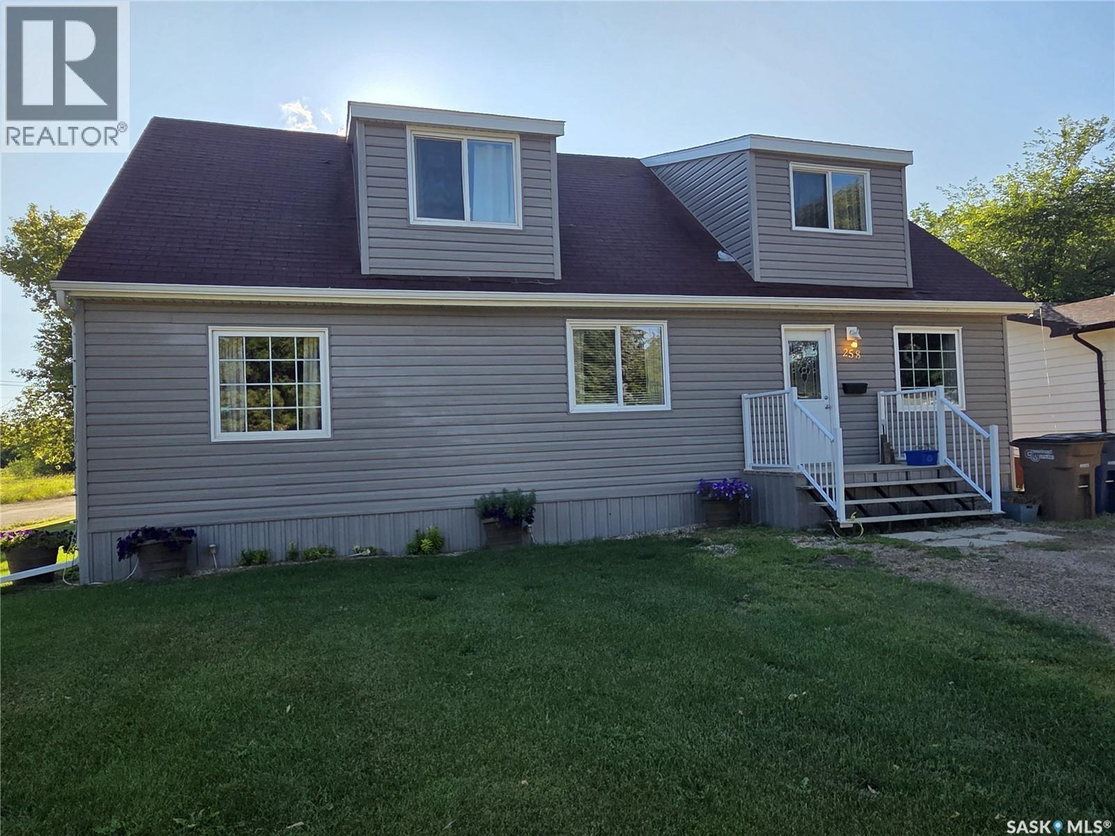 258 Second Street Ne, Wadena, SK - Outdoor
