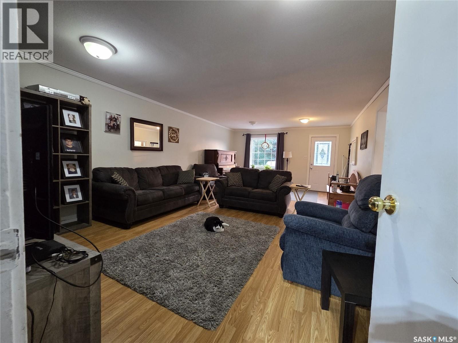 258 Second Street Ne, Wadena, SK - Indoor Photo Showing Living Room