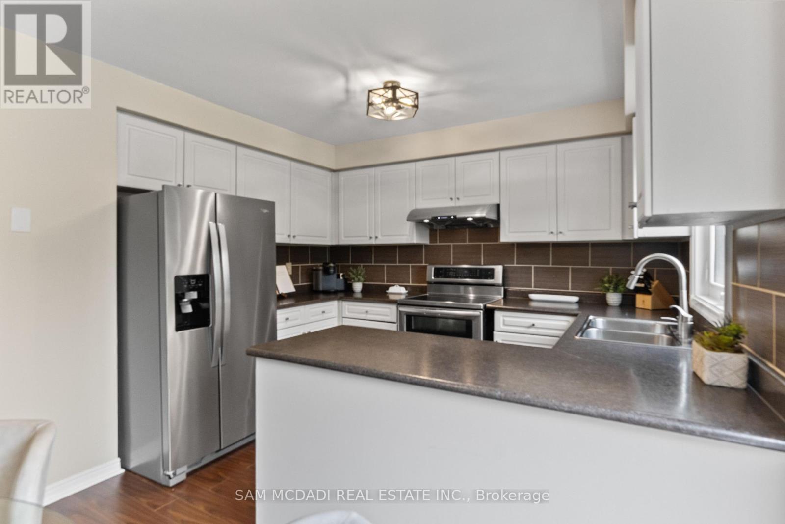 470 Aberfoyle Court, Mississauga, ON - Indoor Photo Showing Kitchen With Double Sink